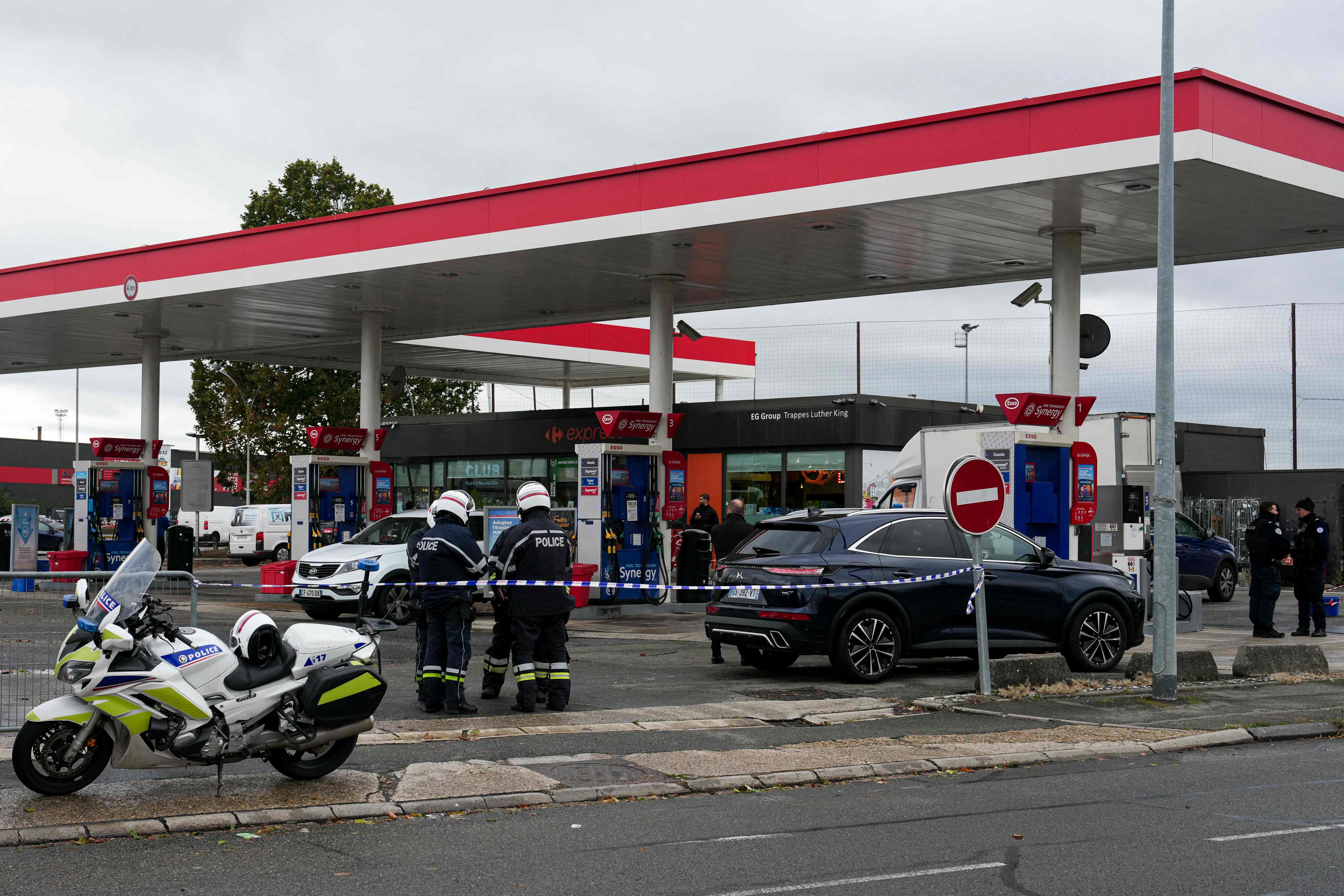 Polizisten sichern eine Tankstelle nach einer Schießerei, bei der es Tote und Verletzte gab.