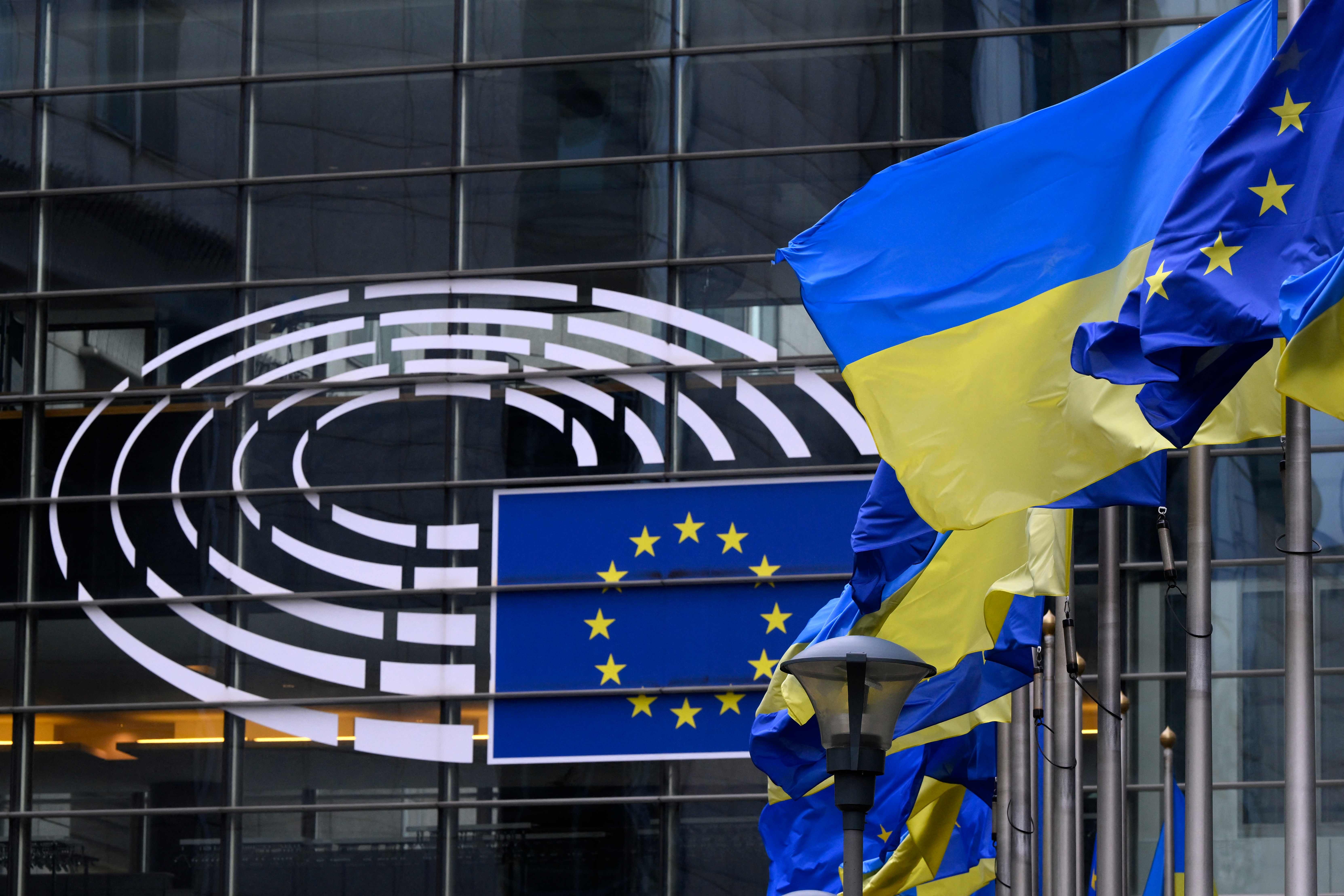 Ukrainische und EU-Flaggen wehen vor dem Europäischen Parlament in Brüssel.