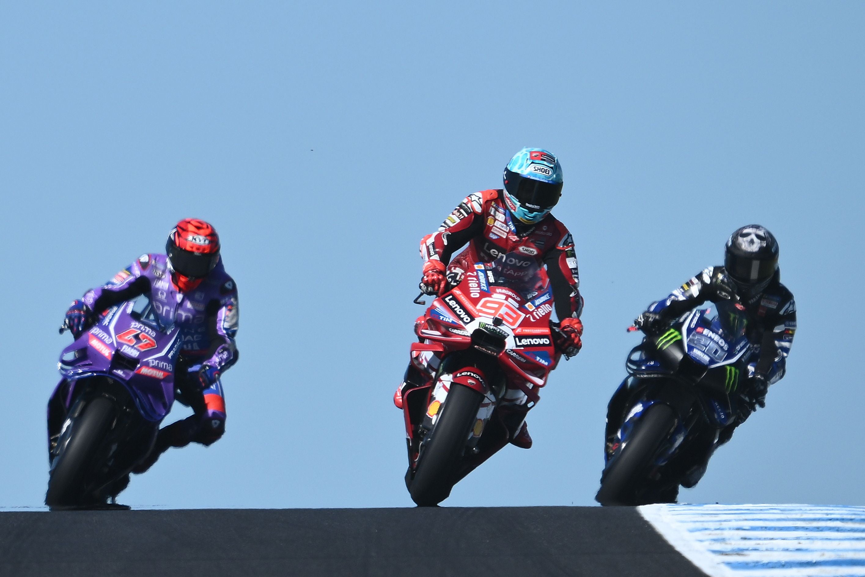 Marc Marquez führt auf seiner roten Ducati die Verfolgergruppe mit Jorge Martin auf Pramac-Ducati und Fabio Quartararo auf Yamaha auf der Rennstrecke an.