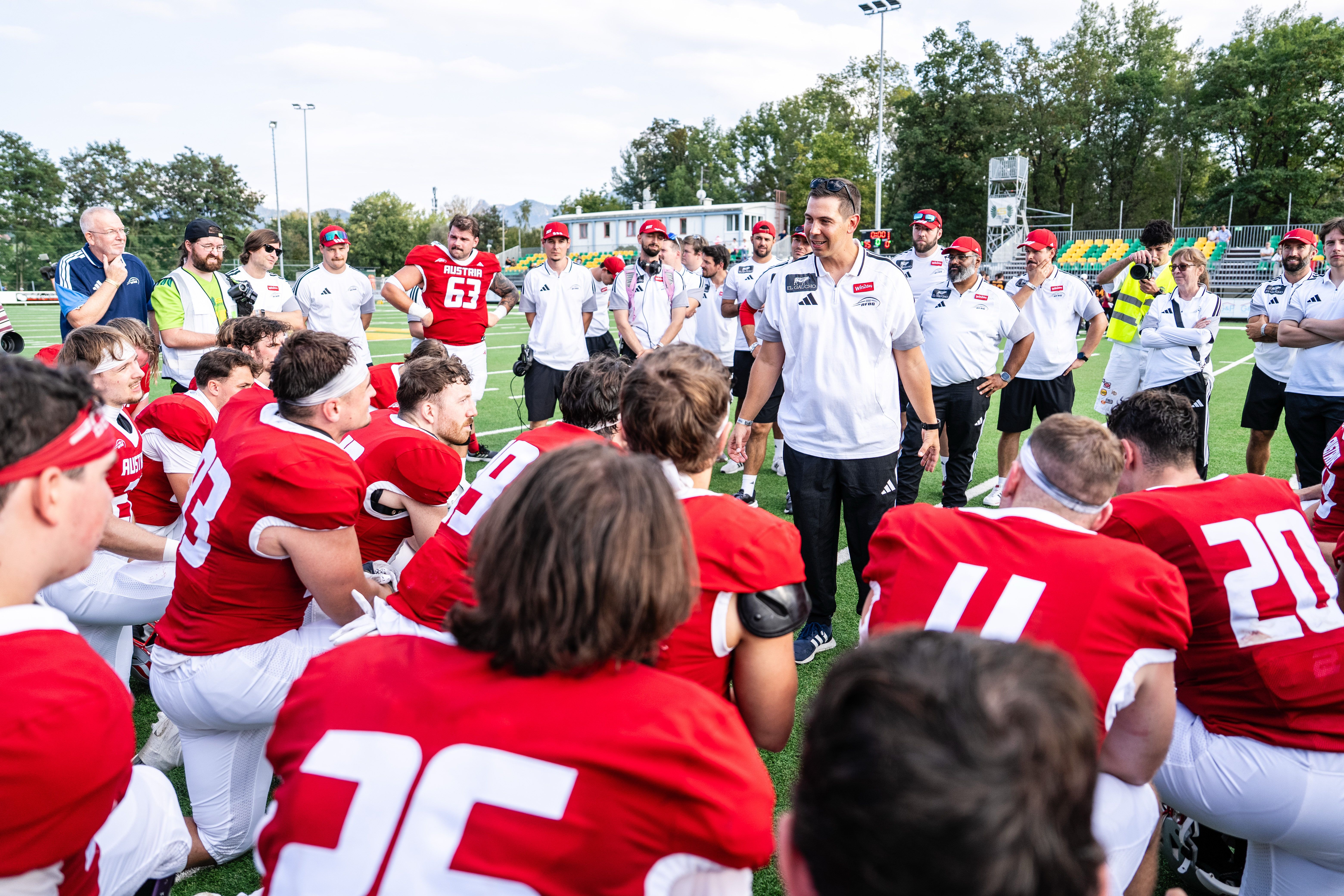 Head-Coach Stefan Pokorny schwört unser Team auf den Showdown ein.
