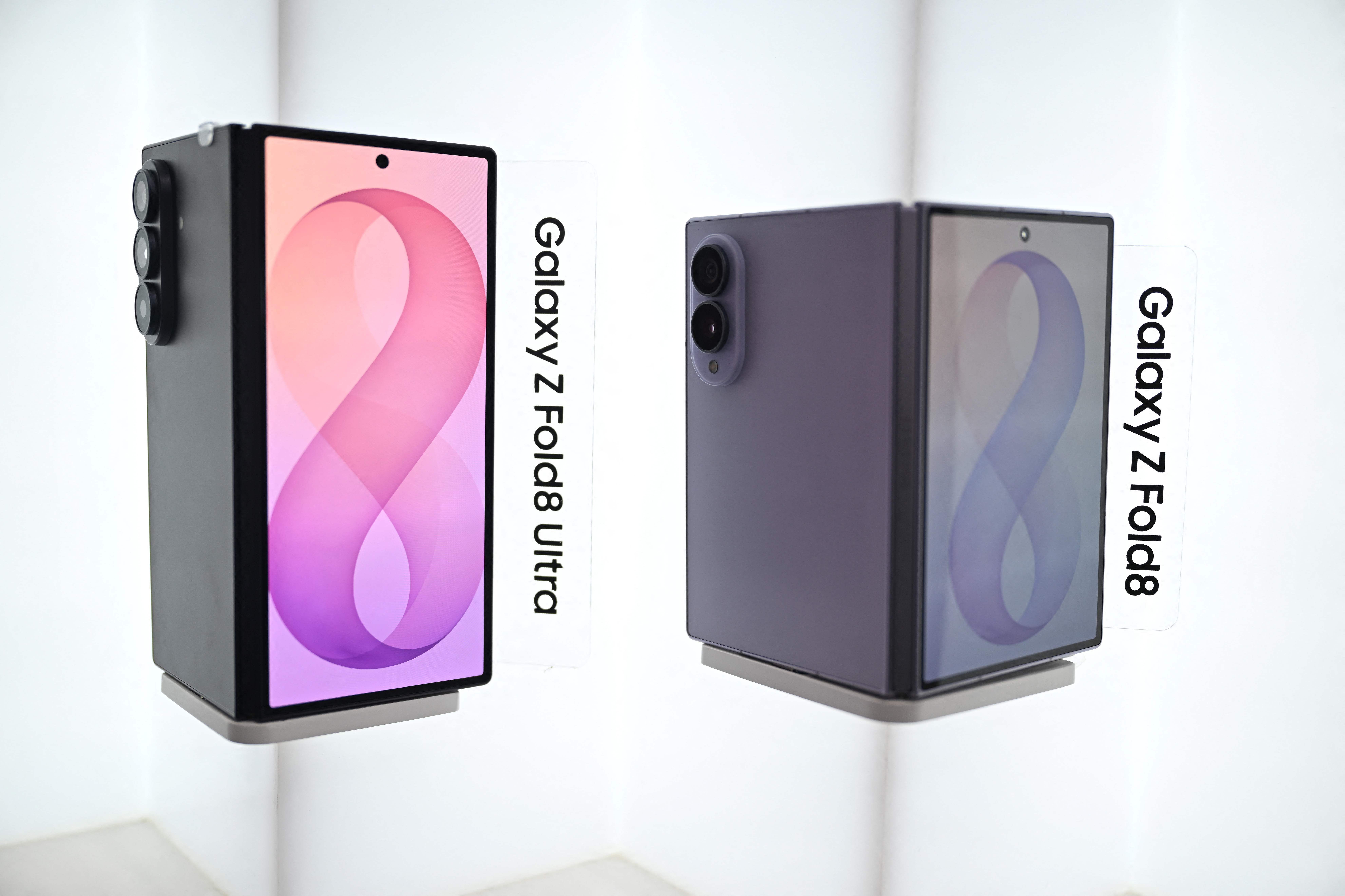 Zwei Samsung Galaxy Z Fold8 Smartphones werden auf einem Messestand präsentiert.