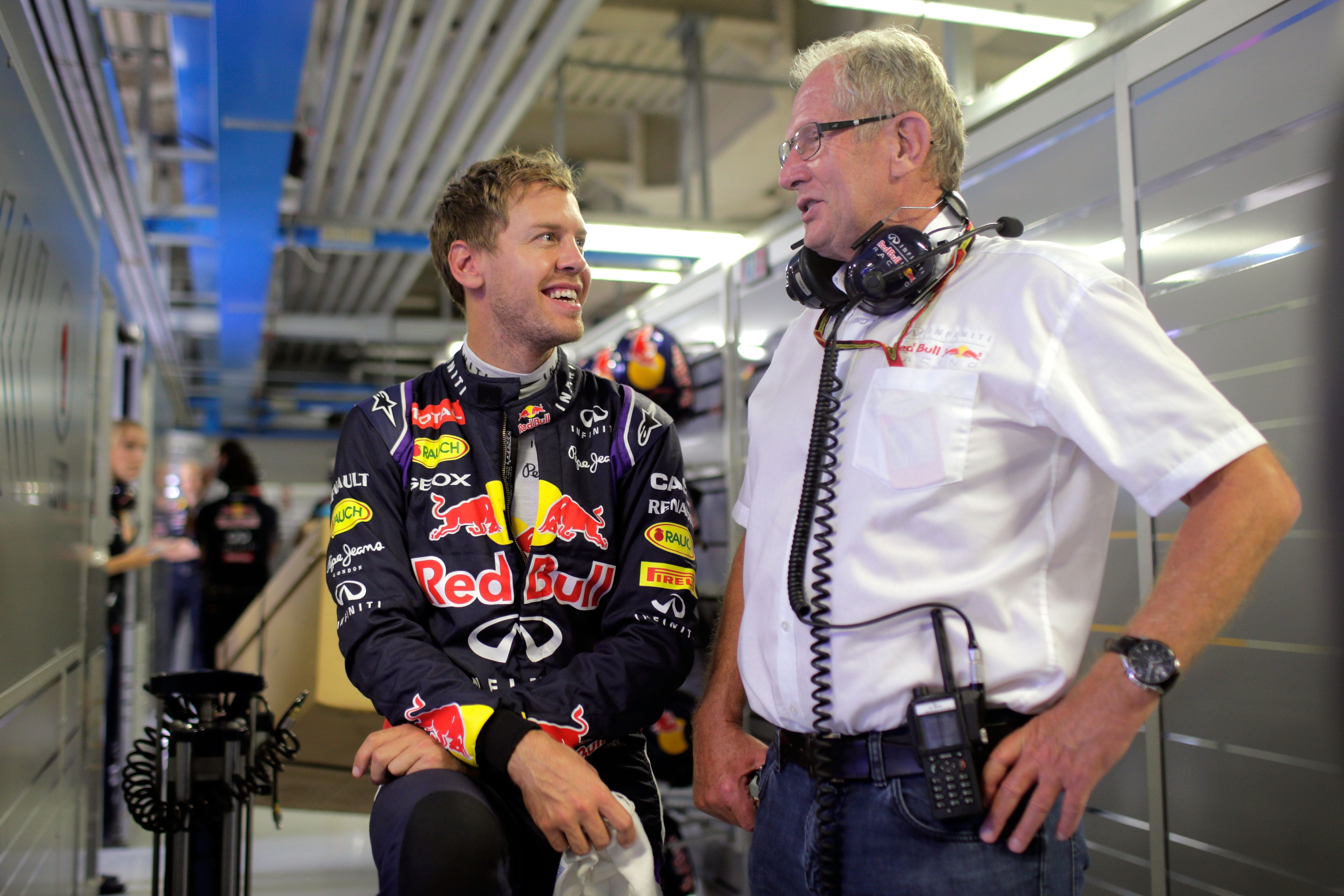 Sebastian Vettel spricht mit Helmut Marko in der Red Bull Box beim Formel-1-Rennen in Monza 2014.