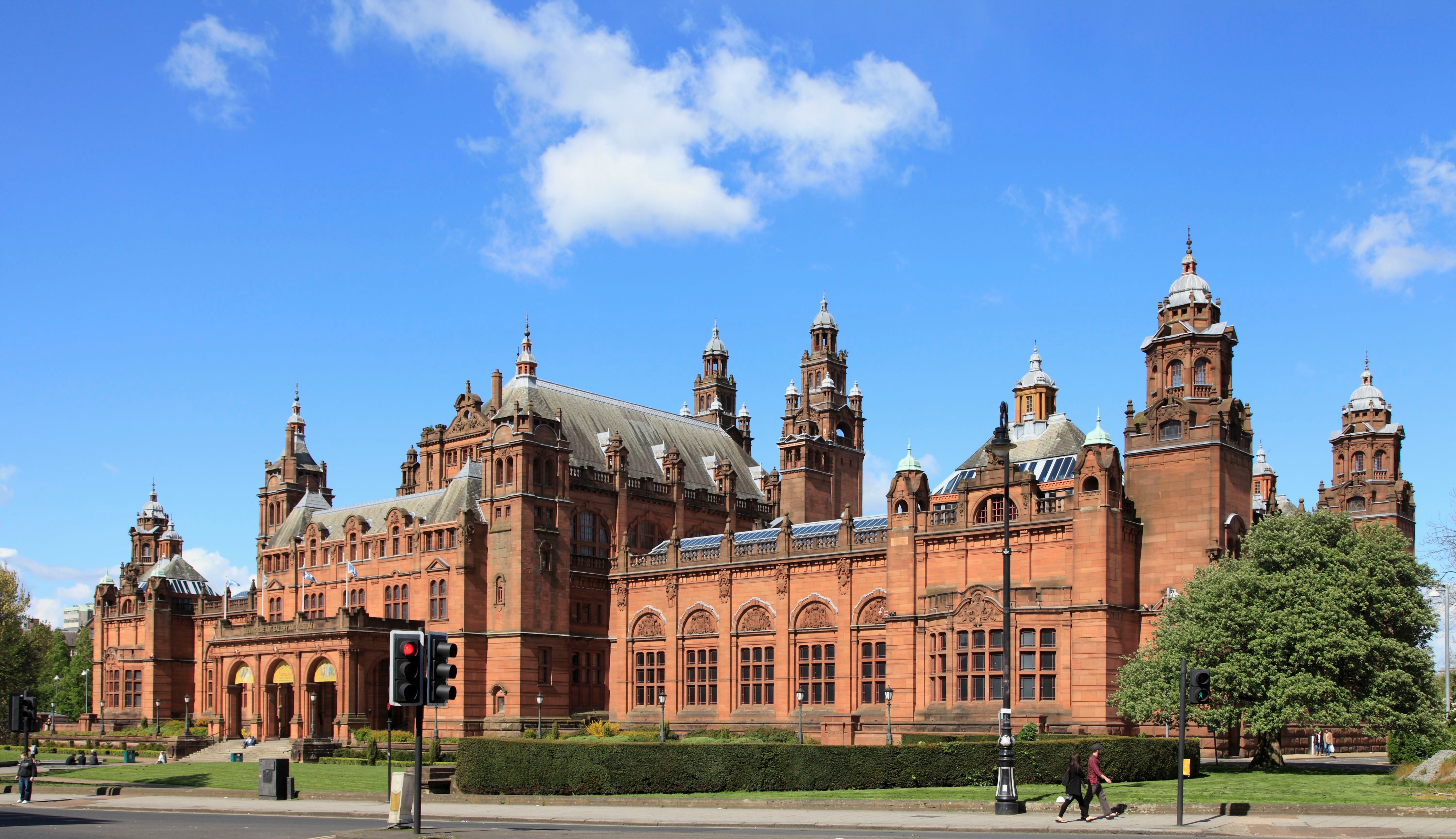 Das Kelvingrove Art Gallery & Museum in Glasgow bei blauem Himmel und Sonnenschein.