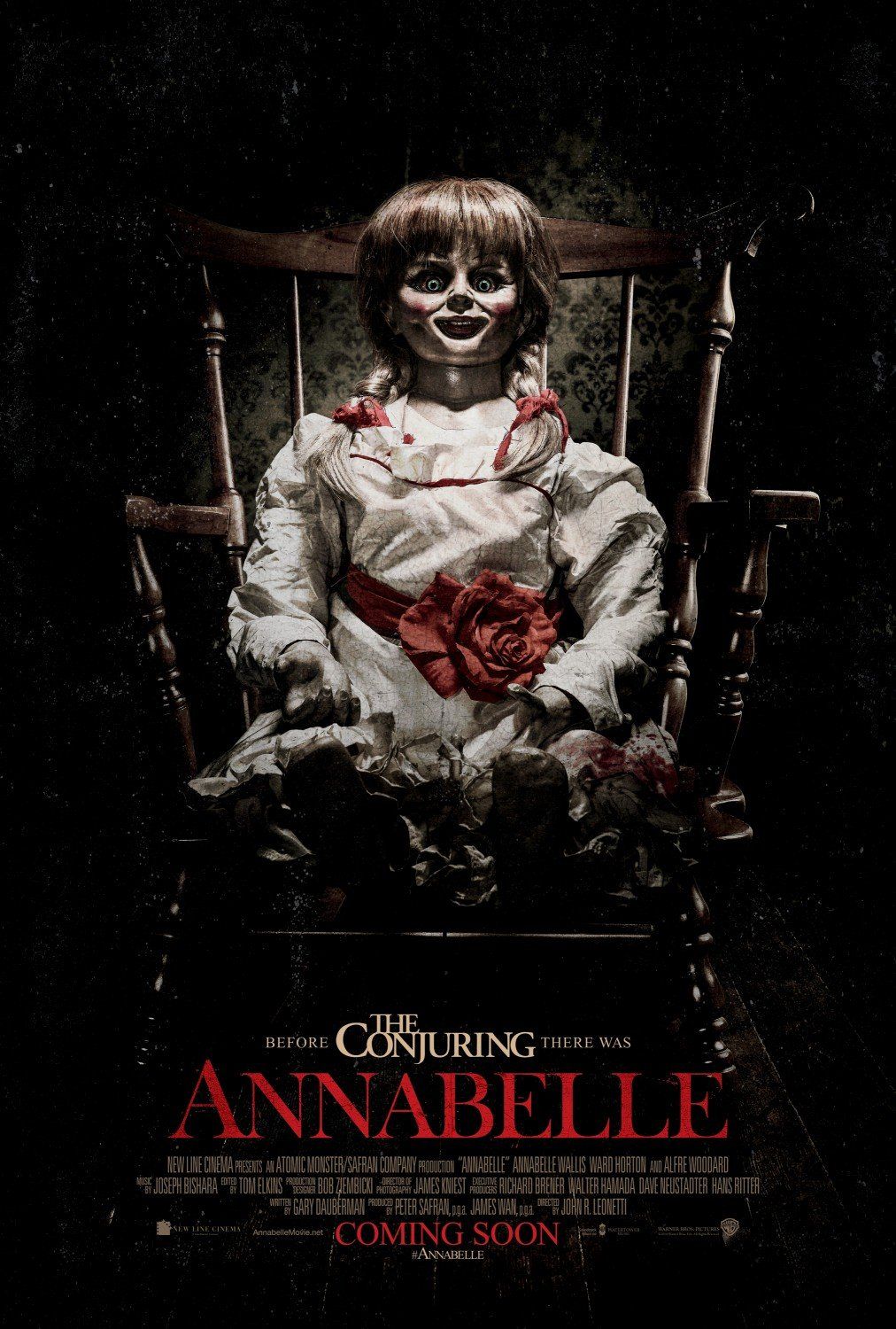 Gruselige Puppe Annabelle sitzt auf einem alten Holzstuhl, darunter der Filmtitel „Annabelle“.