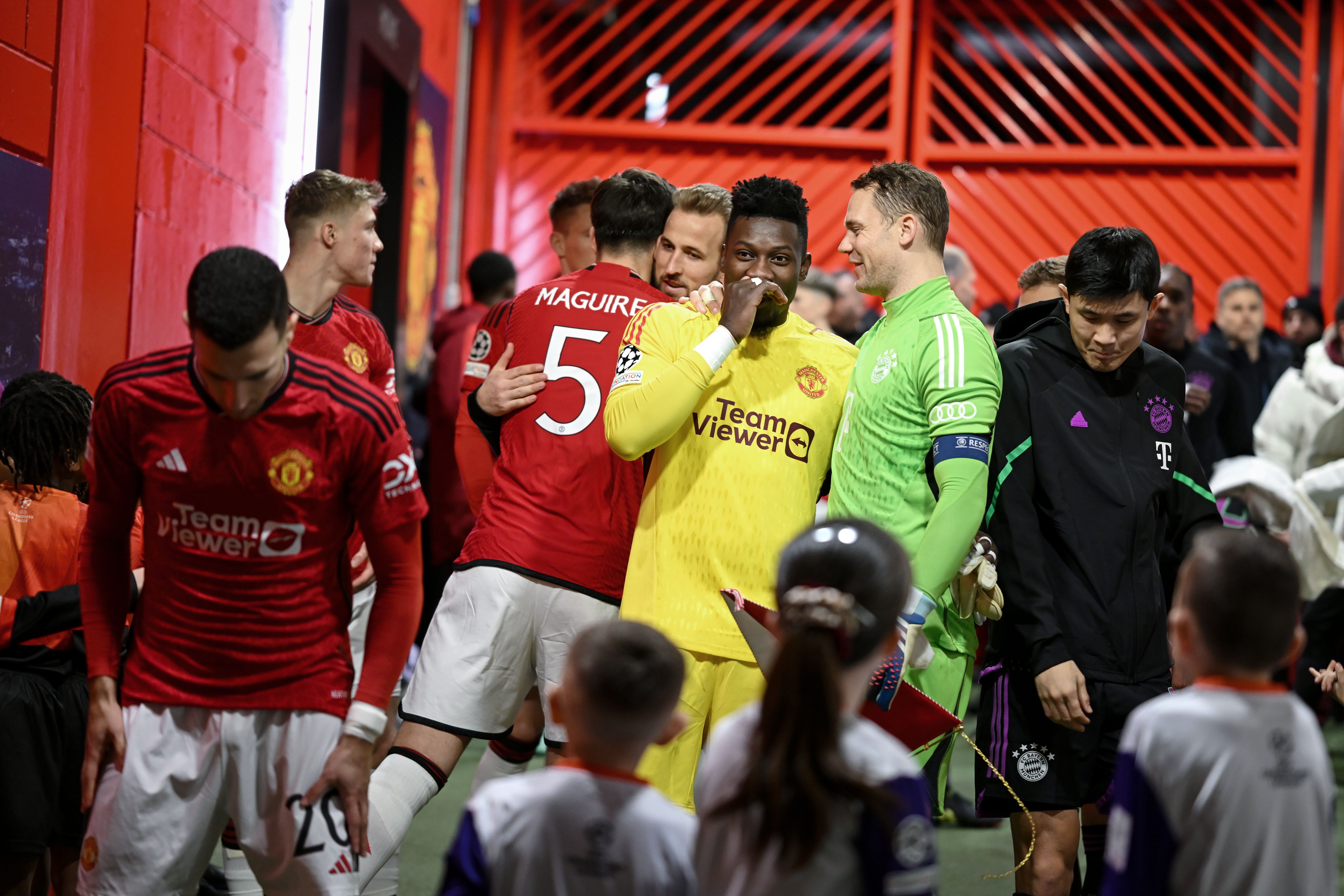 Spieler von Manchester United und Bayern München stehen vor einem Spiel im Stadiontunnel.