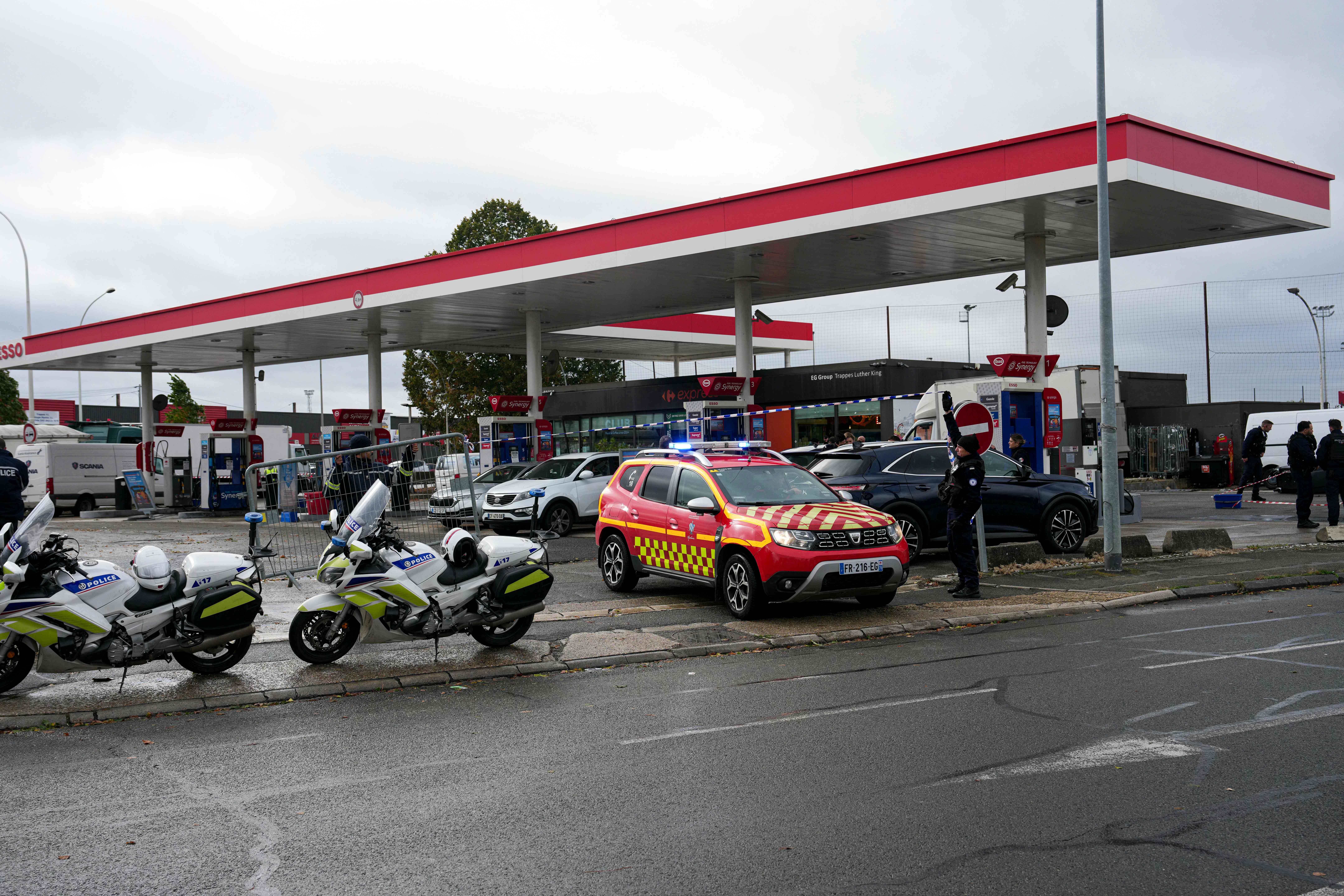 Polizeieinsatz mit Motorrädern und Einsatzfahrzeug an einer Tankstelle nach einer Schießerei.