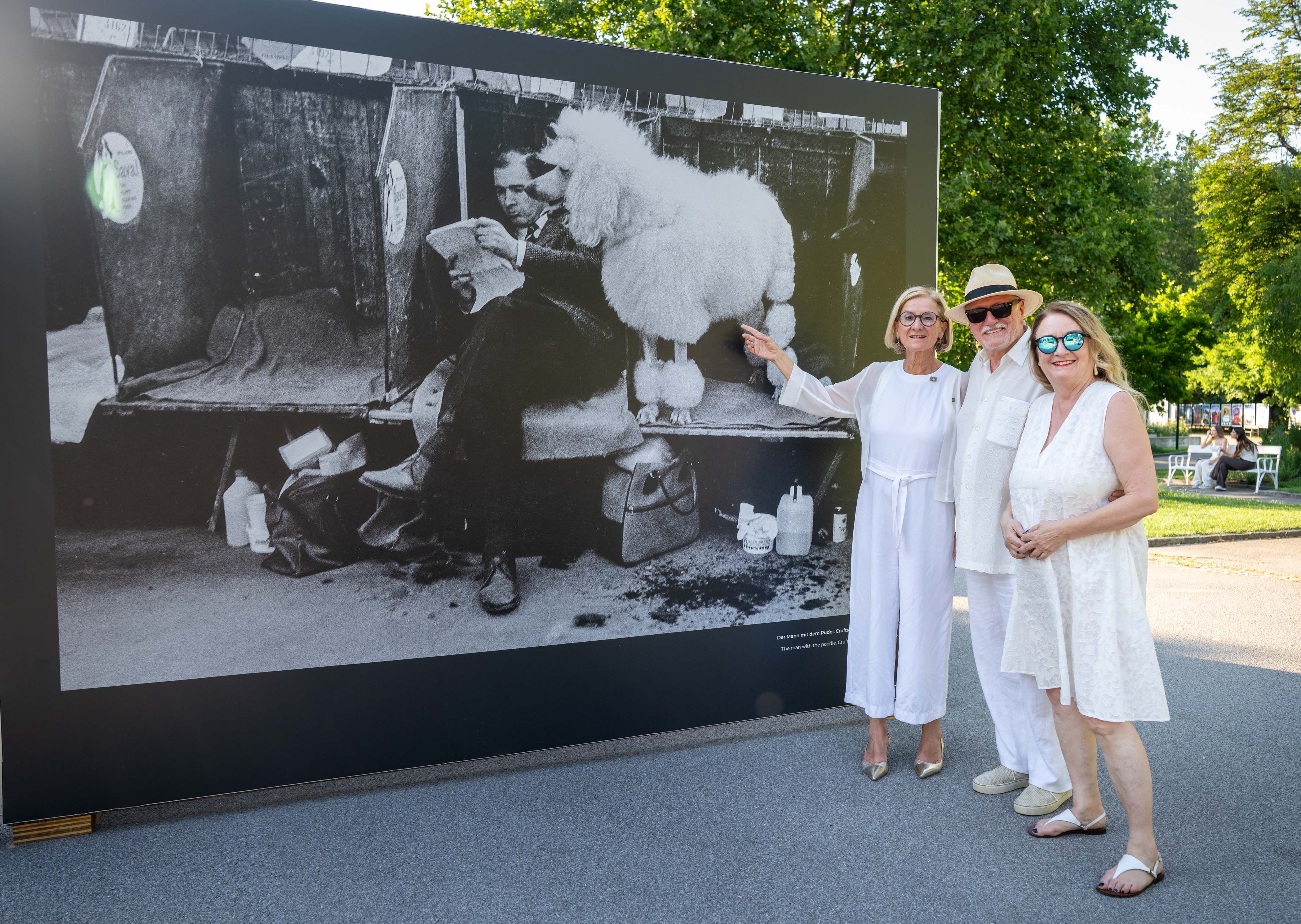 Ganz in Weiß in Baden. (v.l.) Landeshauptfrau Johanna Mikl-Leitner bei ihrem Besuch der Ausstellung im Juli mit Festivaldirektor Lois Lammerhuber und der kaufmännischen Direktorin Silvia Lammerhuber.