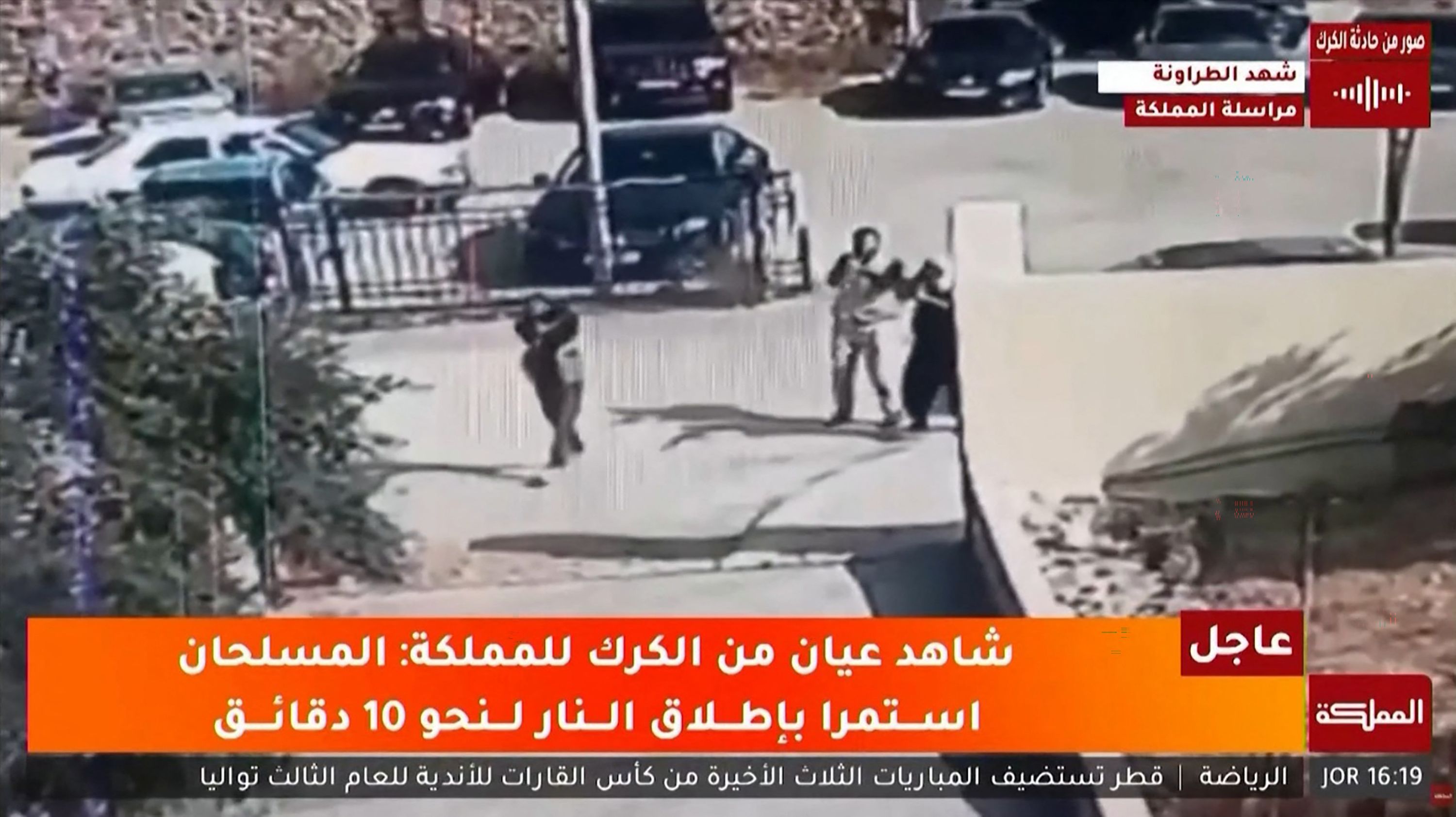 Überwachungsbild zeigt bewaffnete Angreifer vor einer Kirche in Jordanien, dazu arabische Nachrichtentexte.