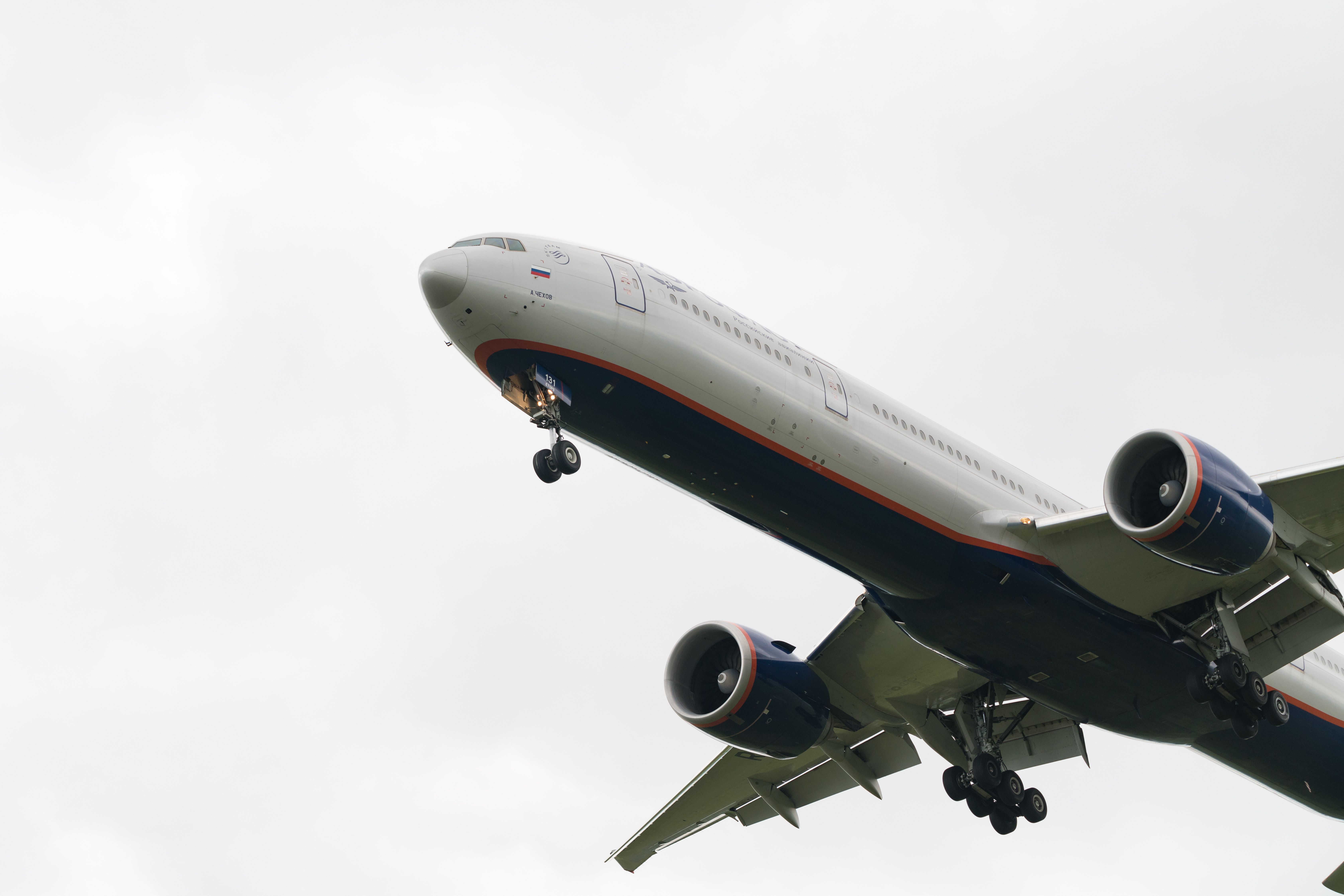 Ein russisches Regierungsflugzeug startet auf einer Landebahn am Flughafen Prag.