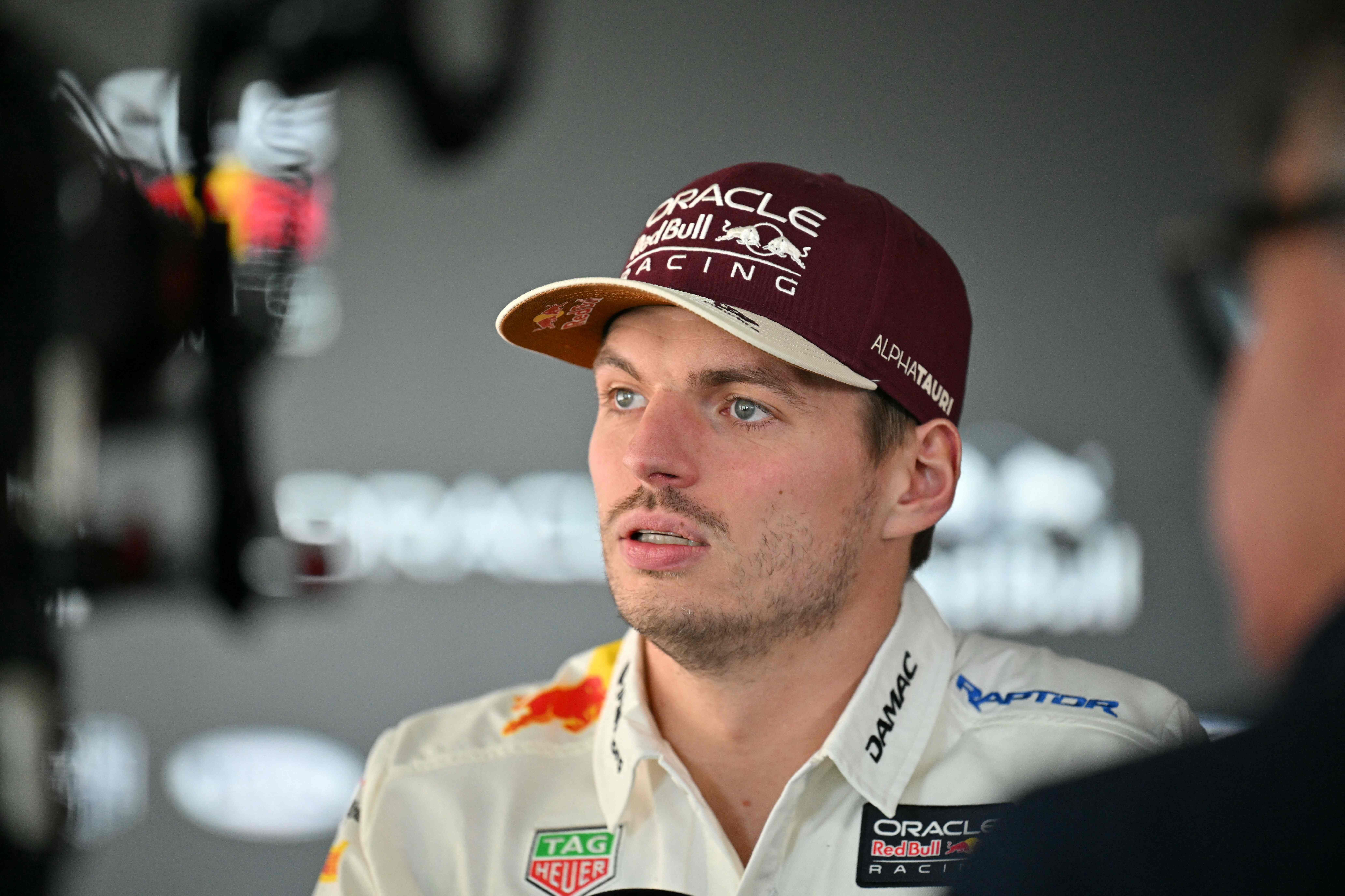 Ein Mann mit Red-Bull-Kappe sitzt im Fahrerlager eines Formel-1-Rennens und schaut ernst.