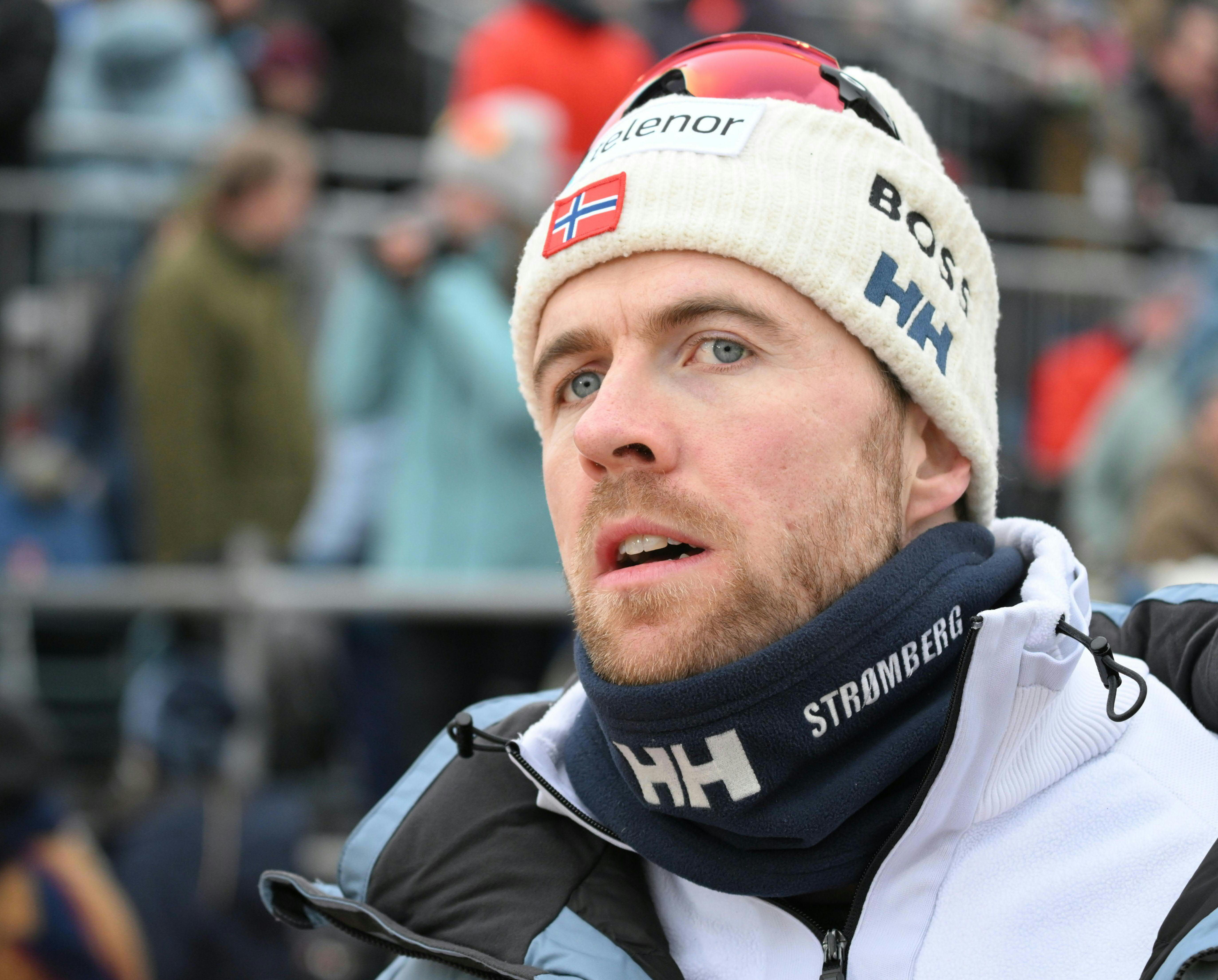 Norwegens Skistar Aleksander Aamodt Kilde schaut in Nahaufnahme mit Haube und Halswärmer konzentriert zur Seite.
