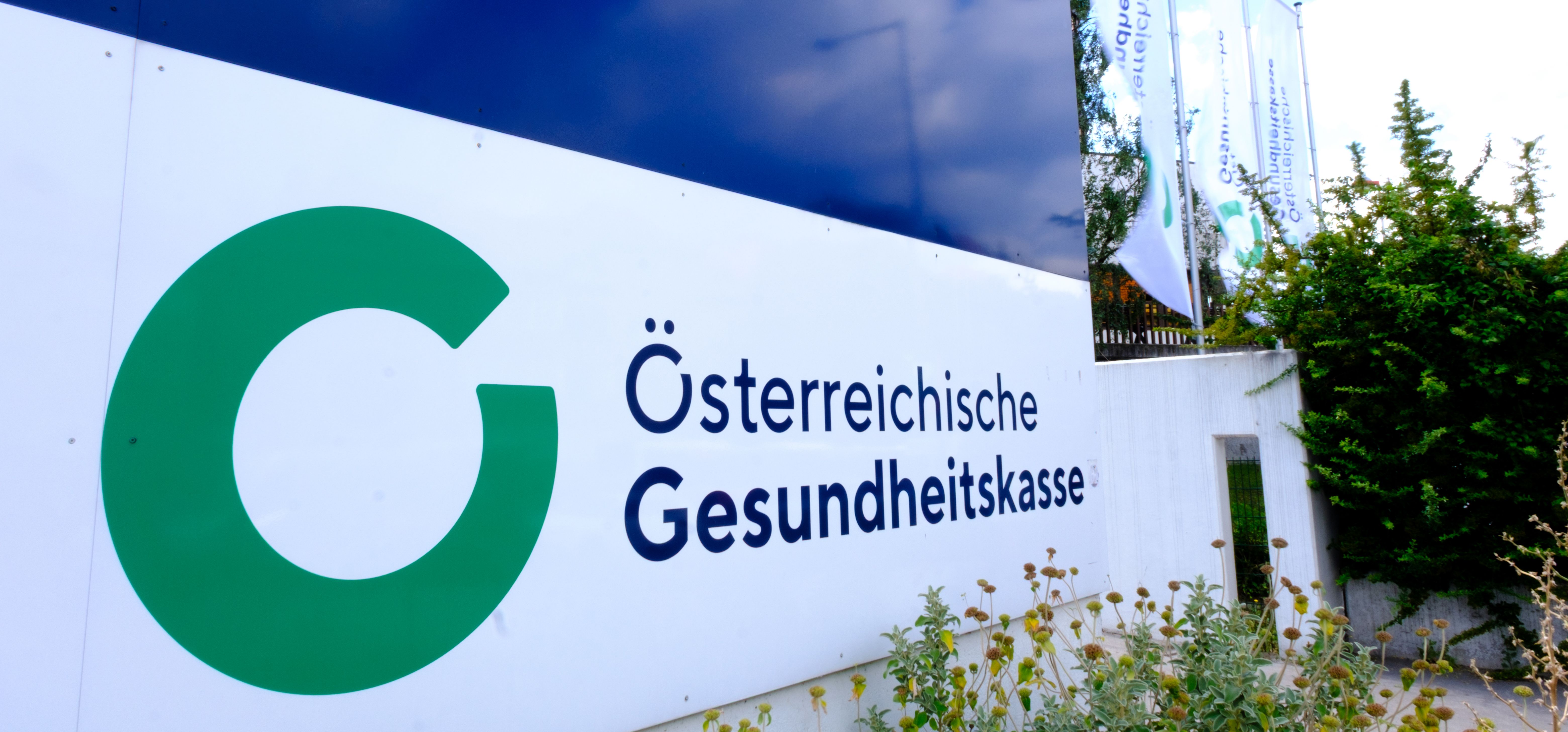 Logo der Österreichischen Gesundheitskasse (ÖGK) auf einem Gebäudeschild in Wien.