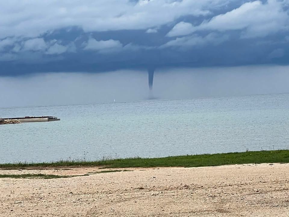 Ein Tornado zieht über das Meer vor der Küste Kroatiens unter dunklen Wolken.