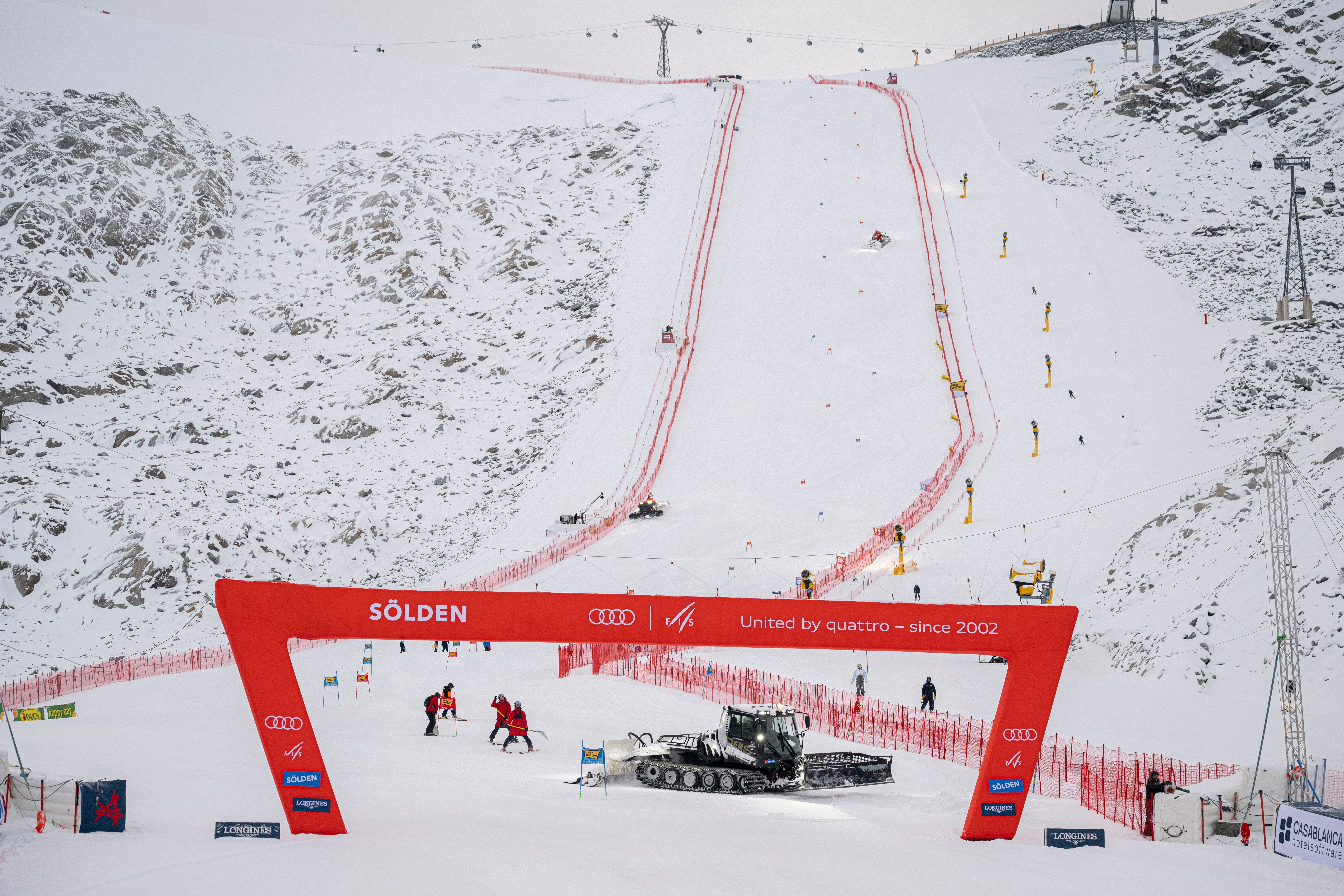 Pistenraupen und Helfer bereiten die Rennstrecke für das Weltcup-Skirennen in Sölden vor.