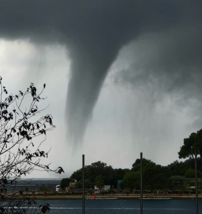 Ein Tornado zieht über eine Küstenlandschaft in Kroatien hinweg.