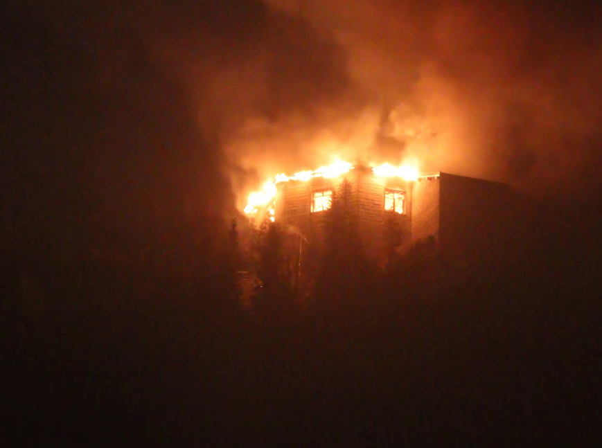 Das Kehlsteinhaus stand nachts in Flammen, dicker Rauch stieg auf.