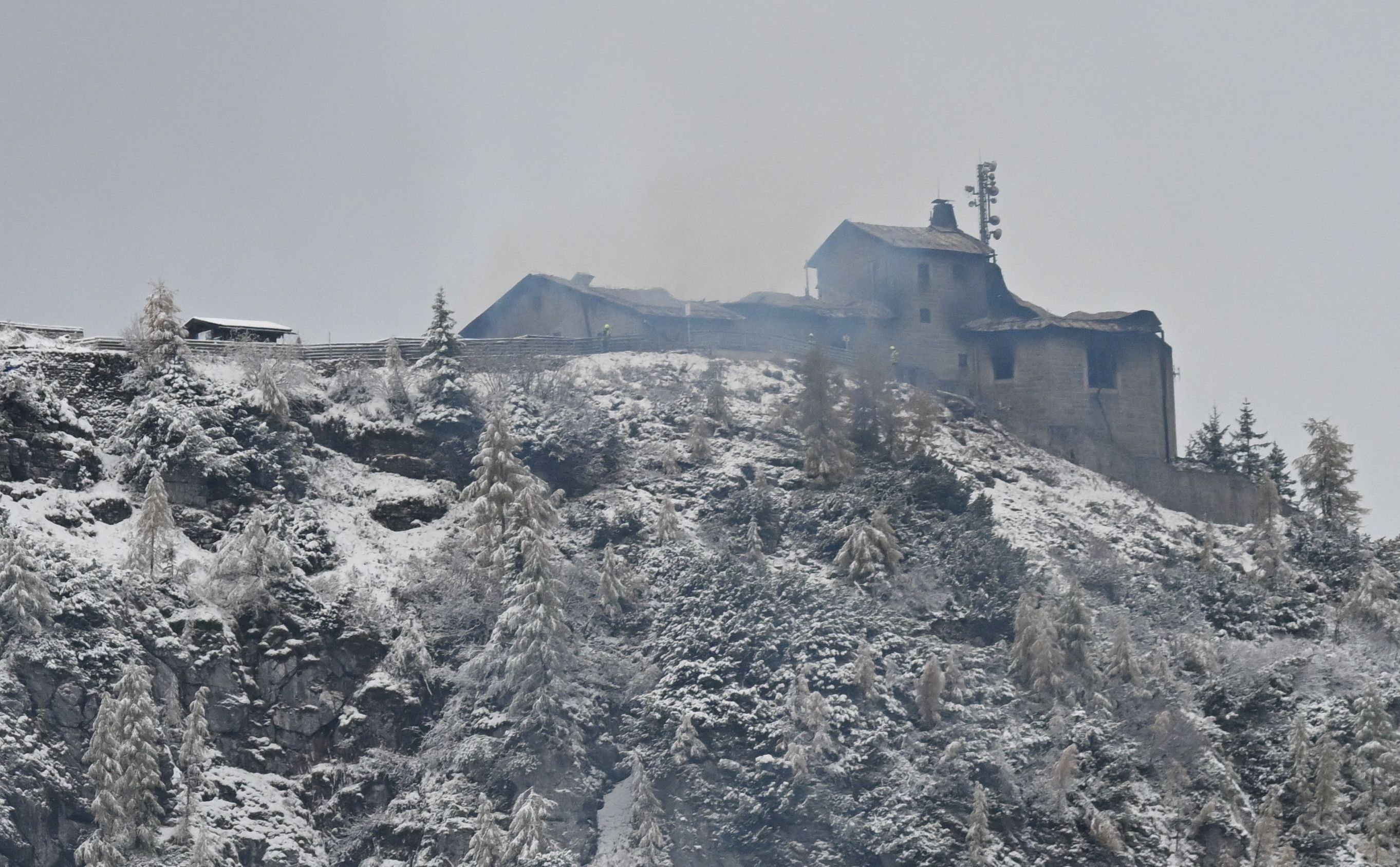 Das ausgebrannte Kehlsteinhaus auf einem verschneiten Berggipfel über Berchtesgaden.