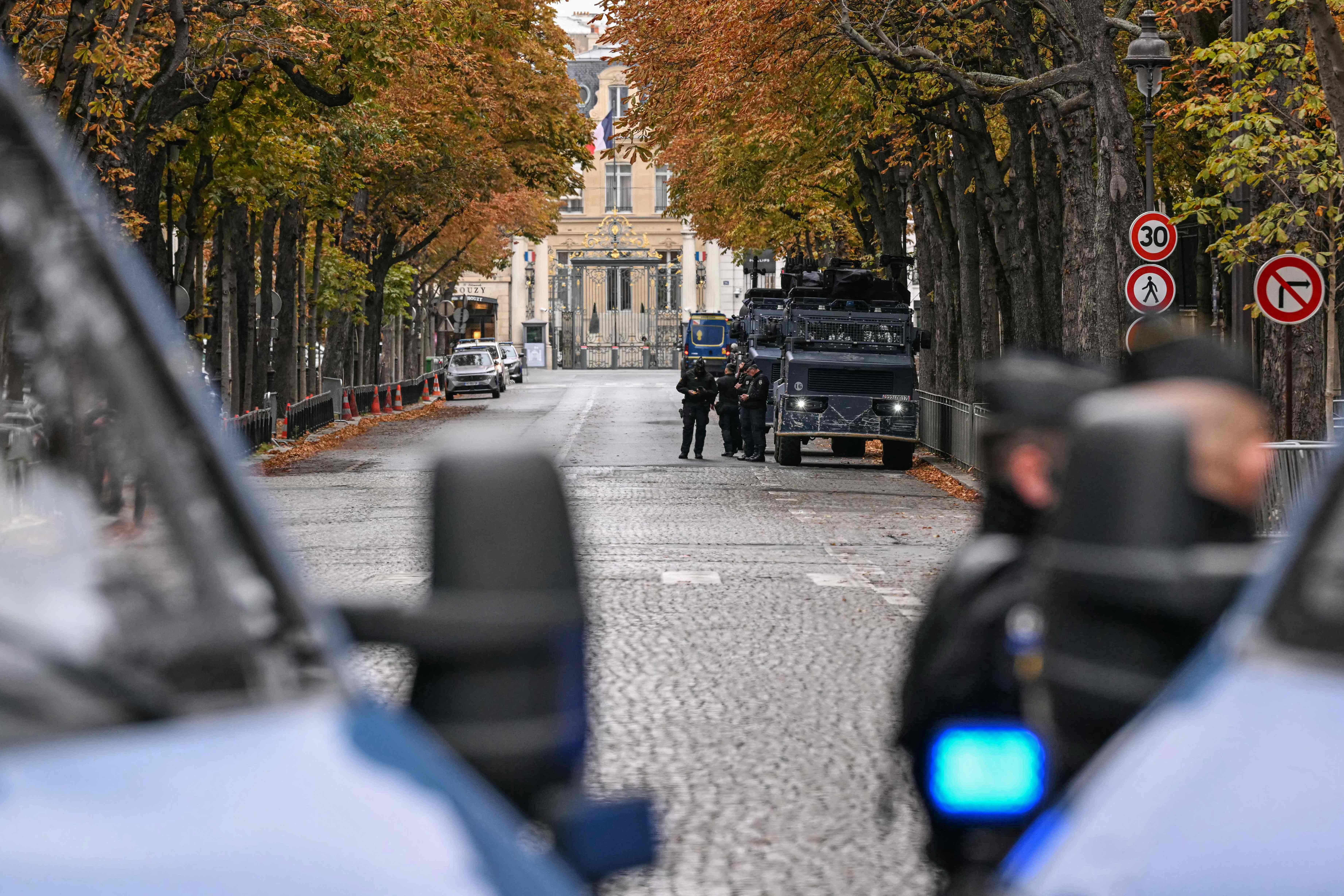 Französische Polizisten und Einsatzfahrzeuge sperren eine Straße nahe dem Élysée-Palast in Paris.
