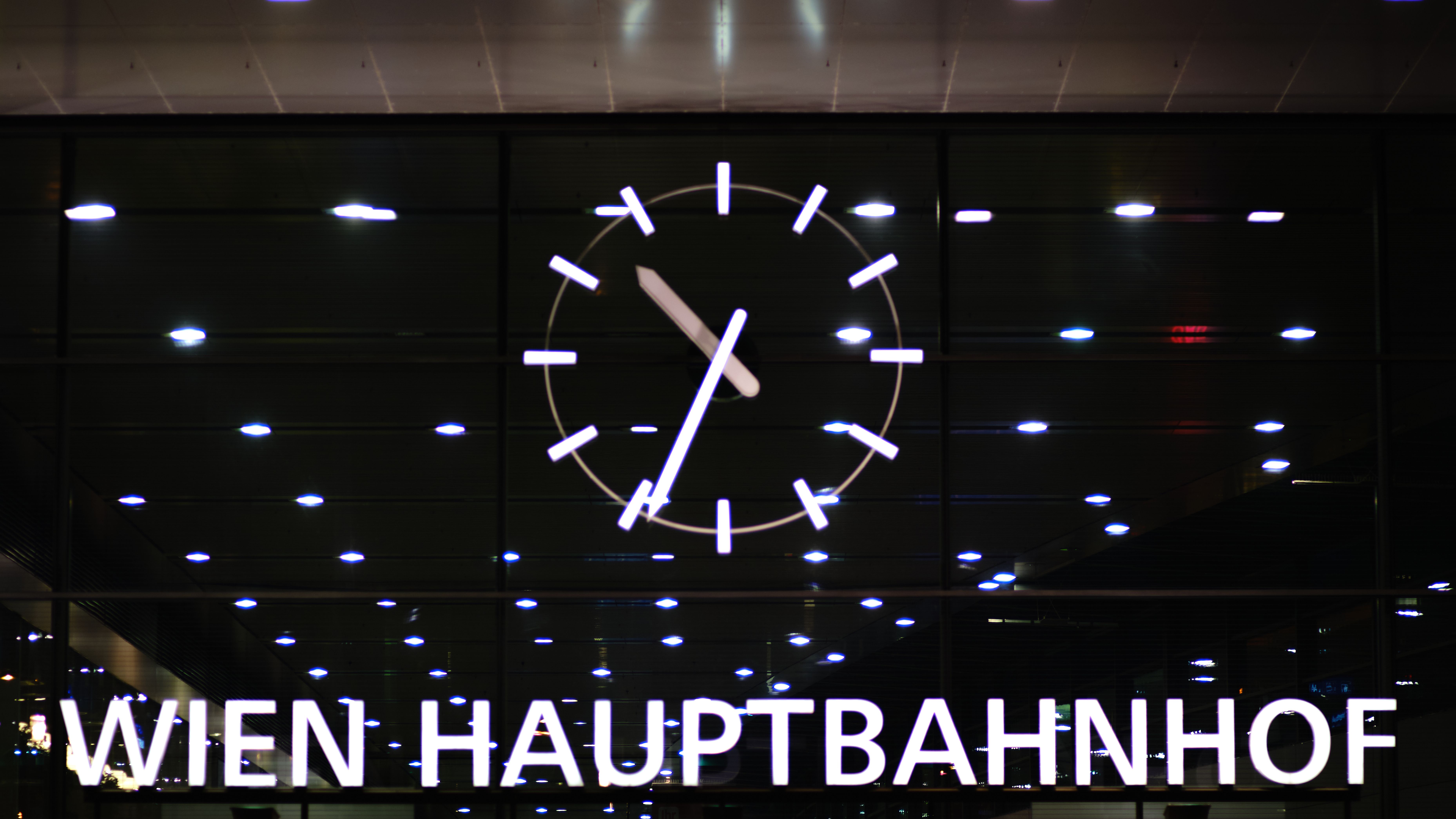 Die Uhr am Hauptbahnhof bleibt heute stehen.