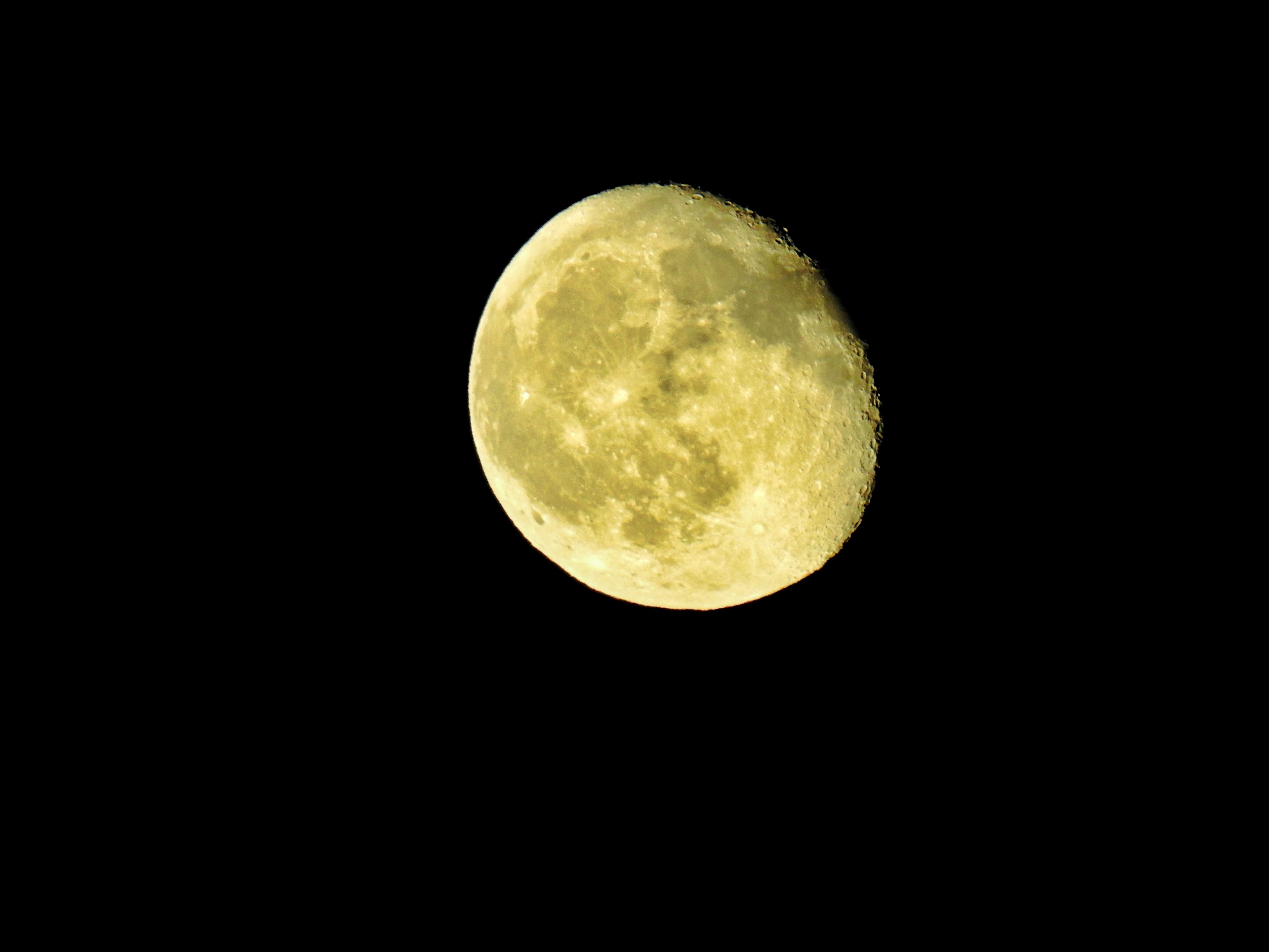 Der helle, fast volle Mond vor schwarzem Nachthimmel, Details auf der Oberfläche sichtbar.