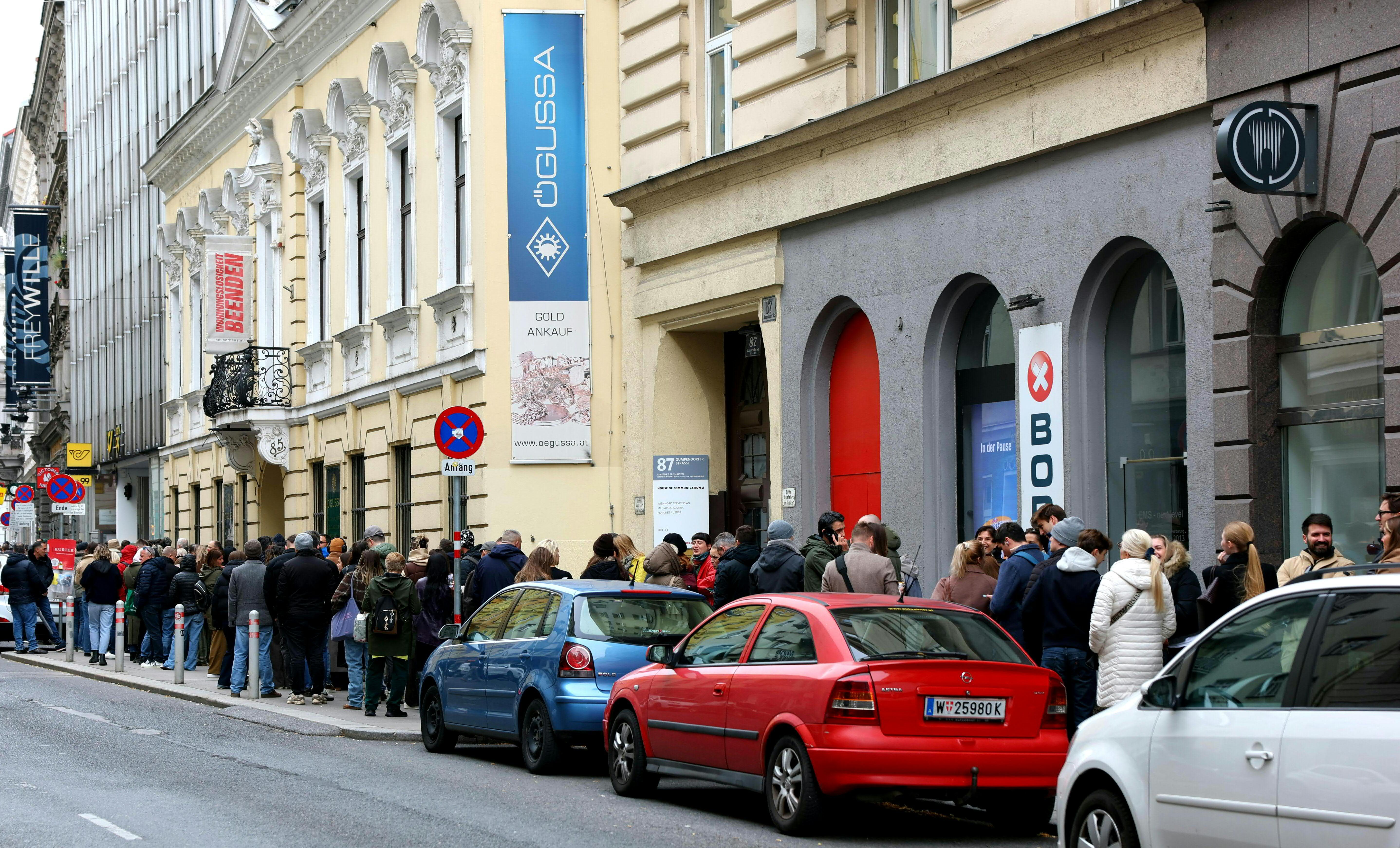 Lange Warteschlange von Menschen vor der serbischen Botschaft in Wien an einem Wahltag.