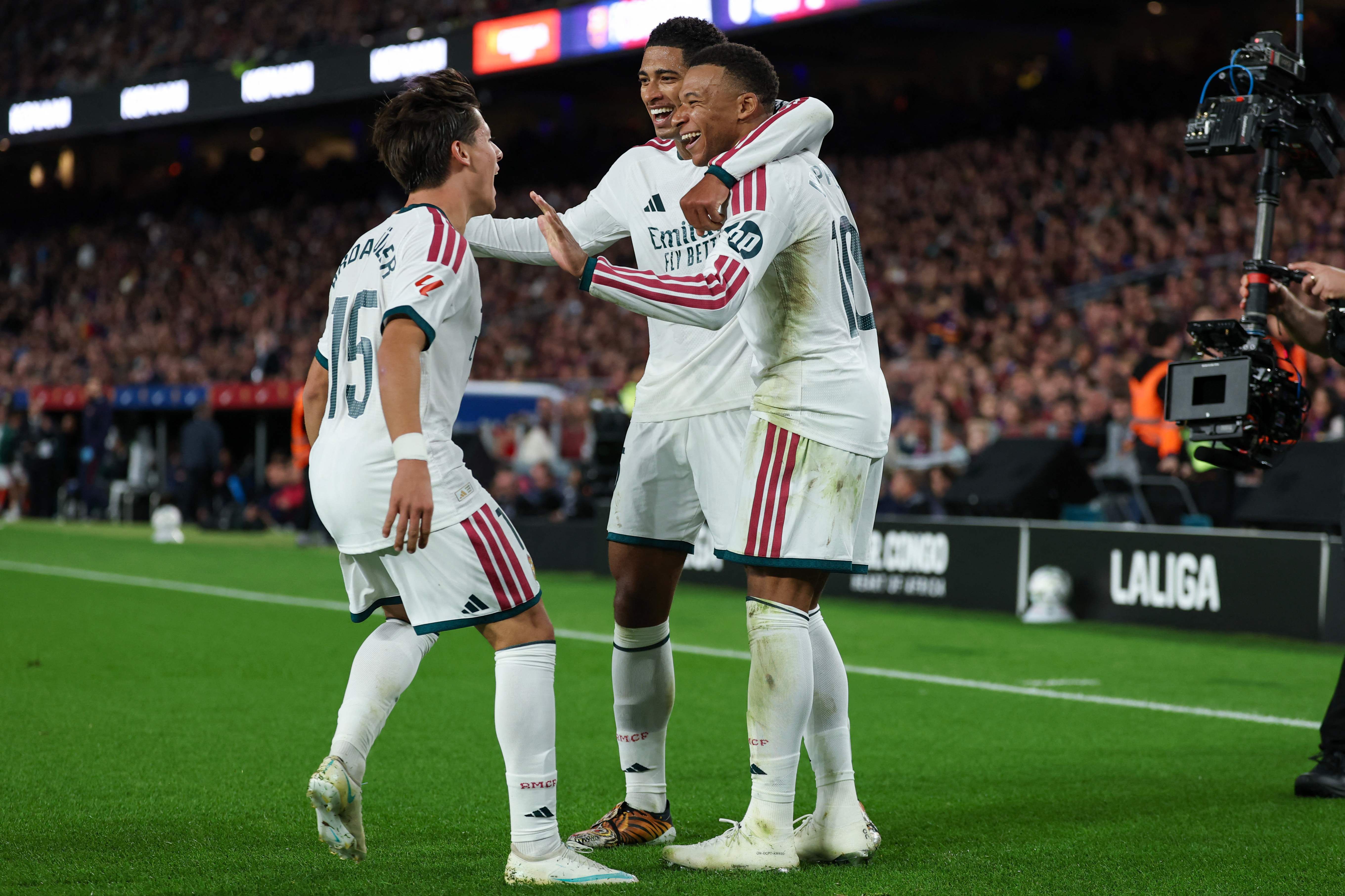 Real Madrid feiert den glücklichen Sieg gegen Erzrivale Barcelona.