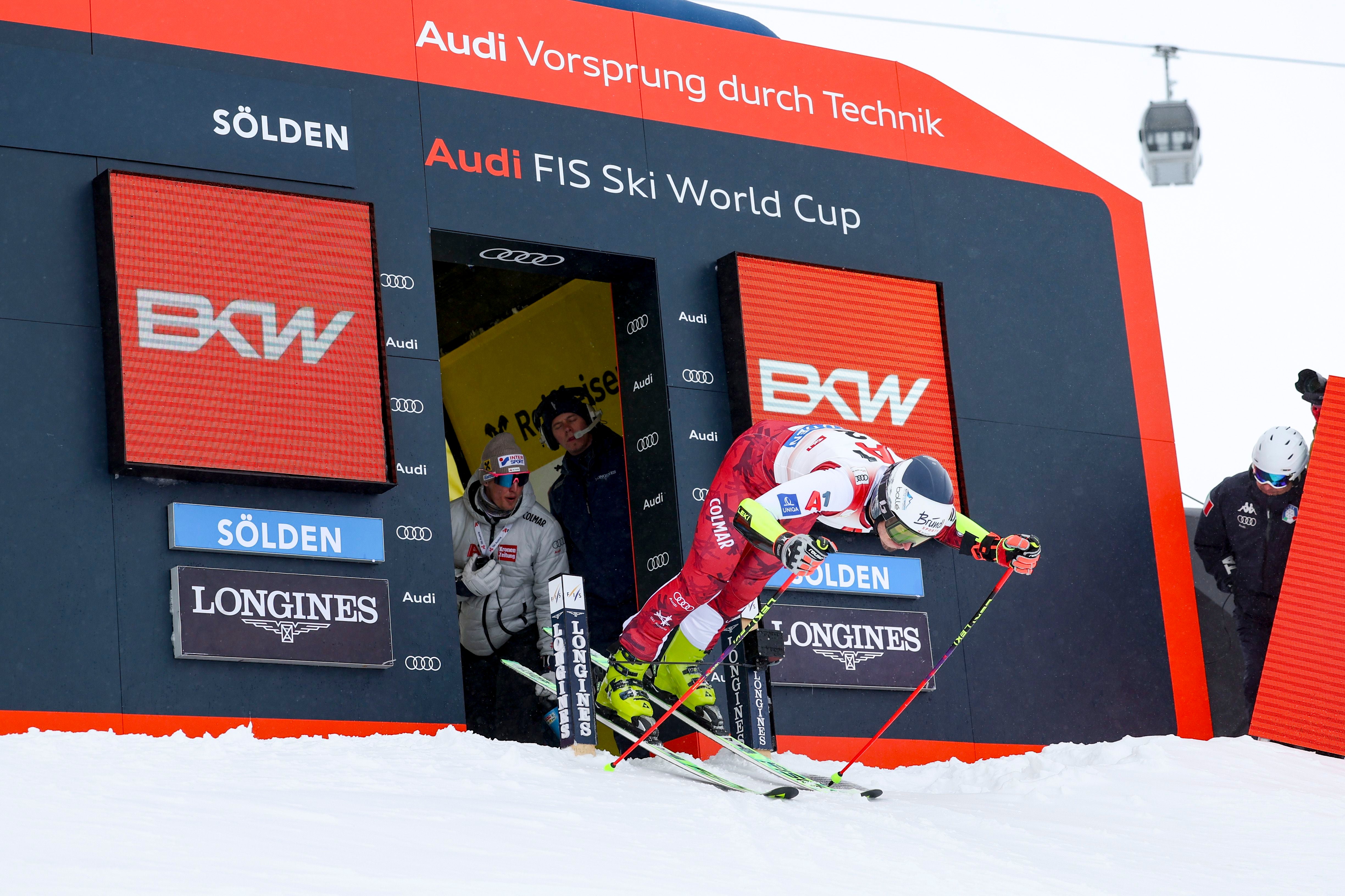 Ein Skirennläufer startet beim Riesenslalom des FIS Weltcups in Sölden aus dem Starthaus.