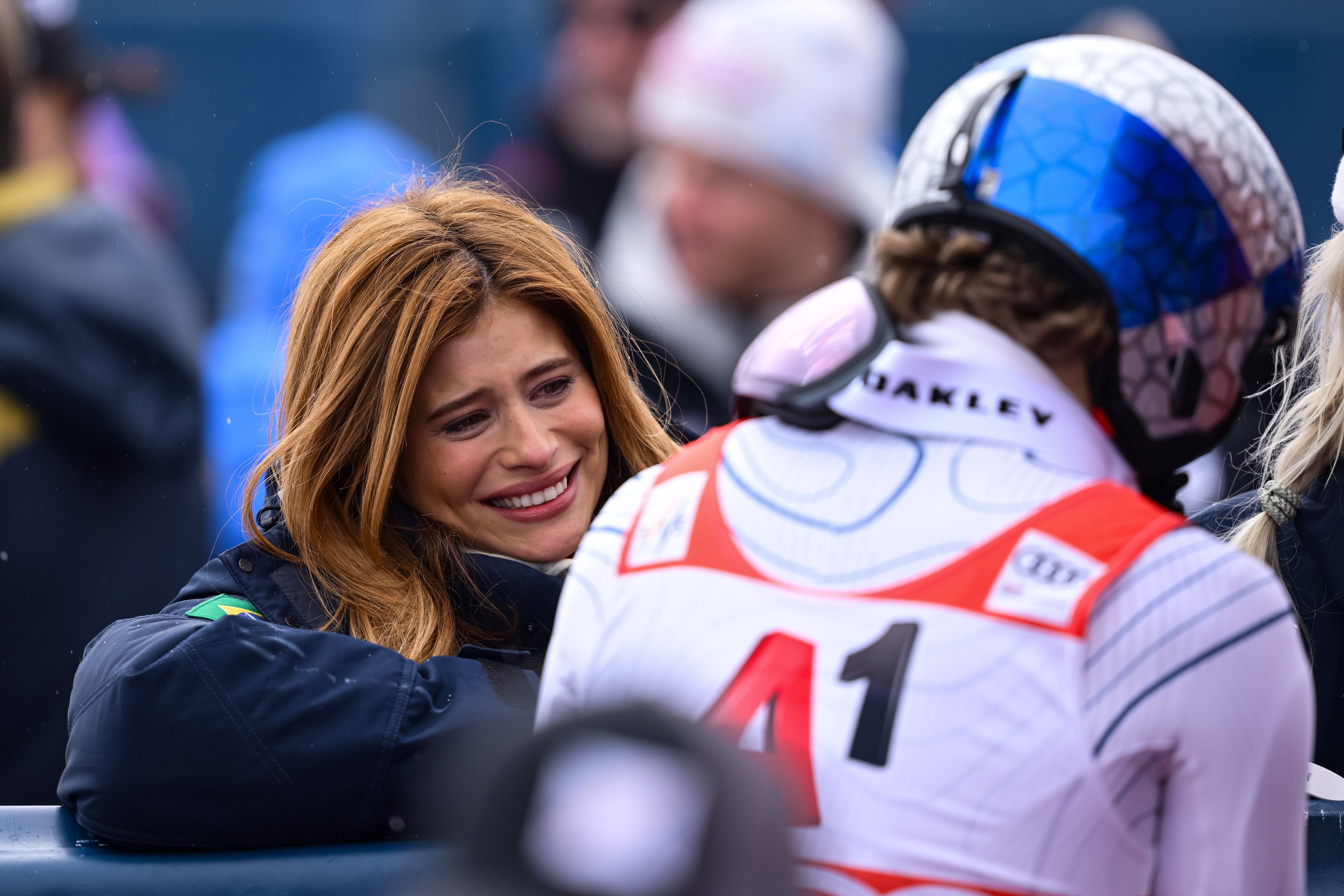 Eine Frau lächelt einen Skirennläufer mit Startnummer 41 nach dem Rennen an.