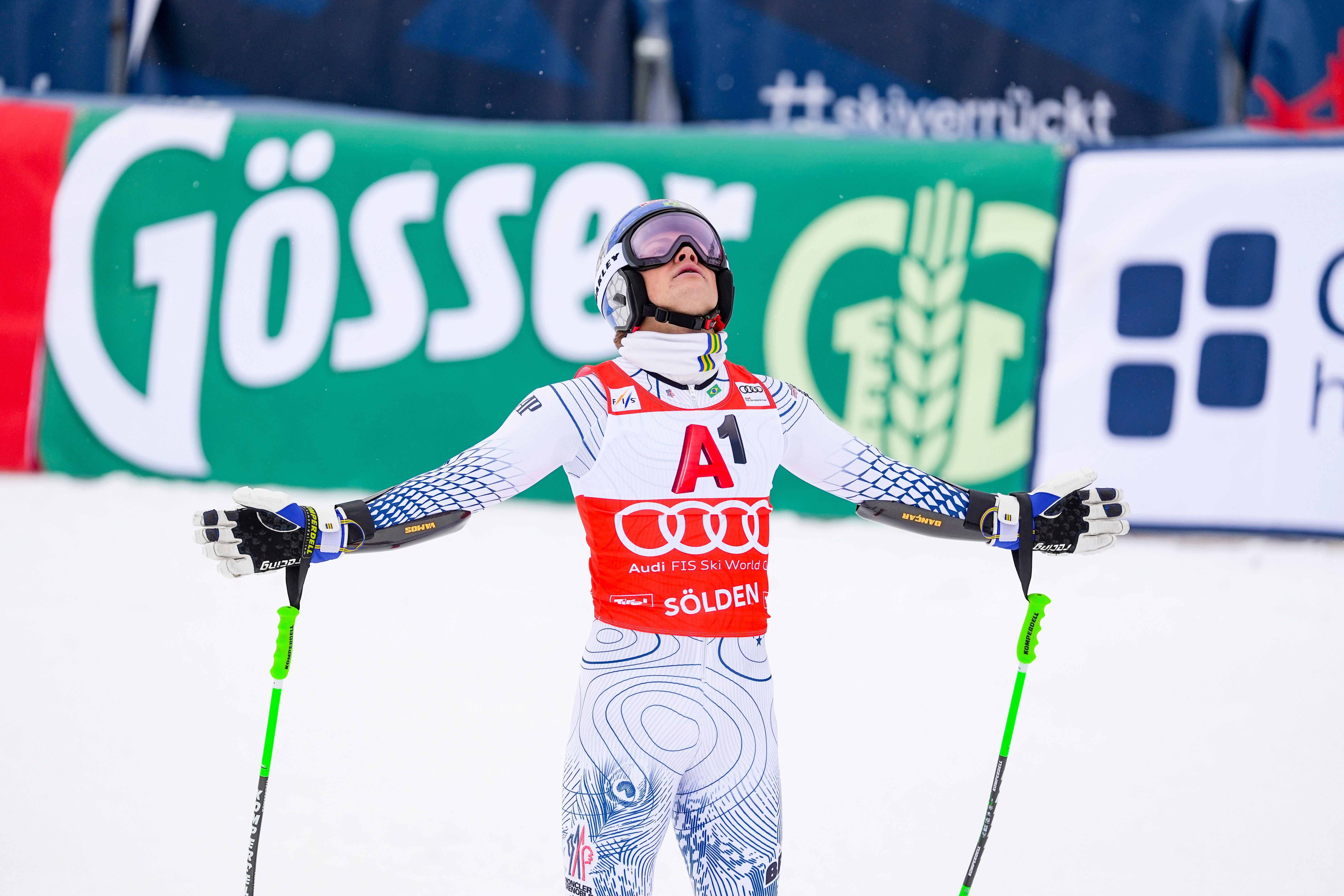 Ein Skirennläufer jubelt mit ausgebreiteten Armen nach dem Ziel eines Weltcuprennens.