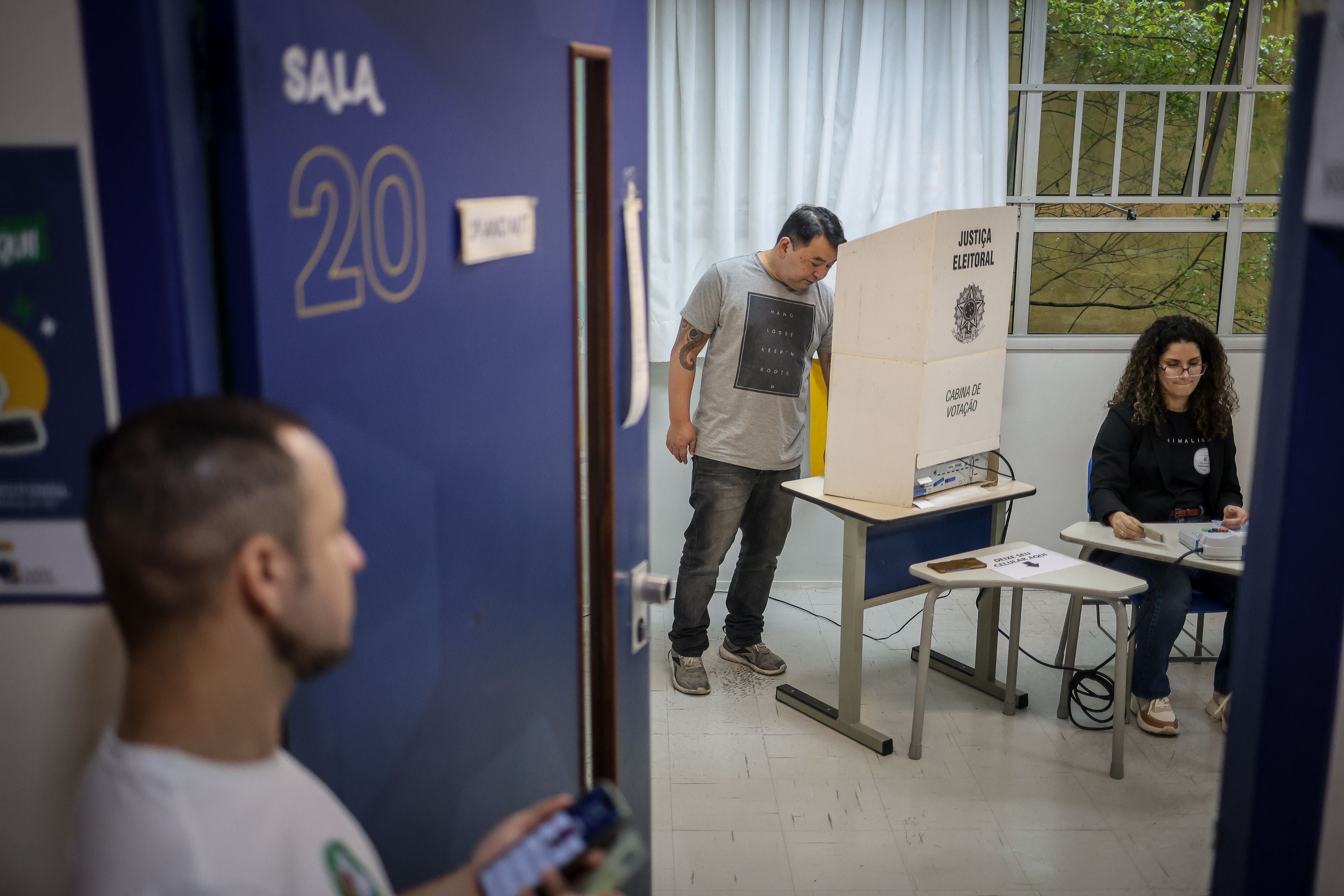 Eine Person wählt in einer Kabine bei der Präsidentschaftswahl in São Paulo, Brasilien.