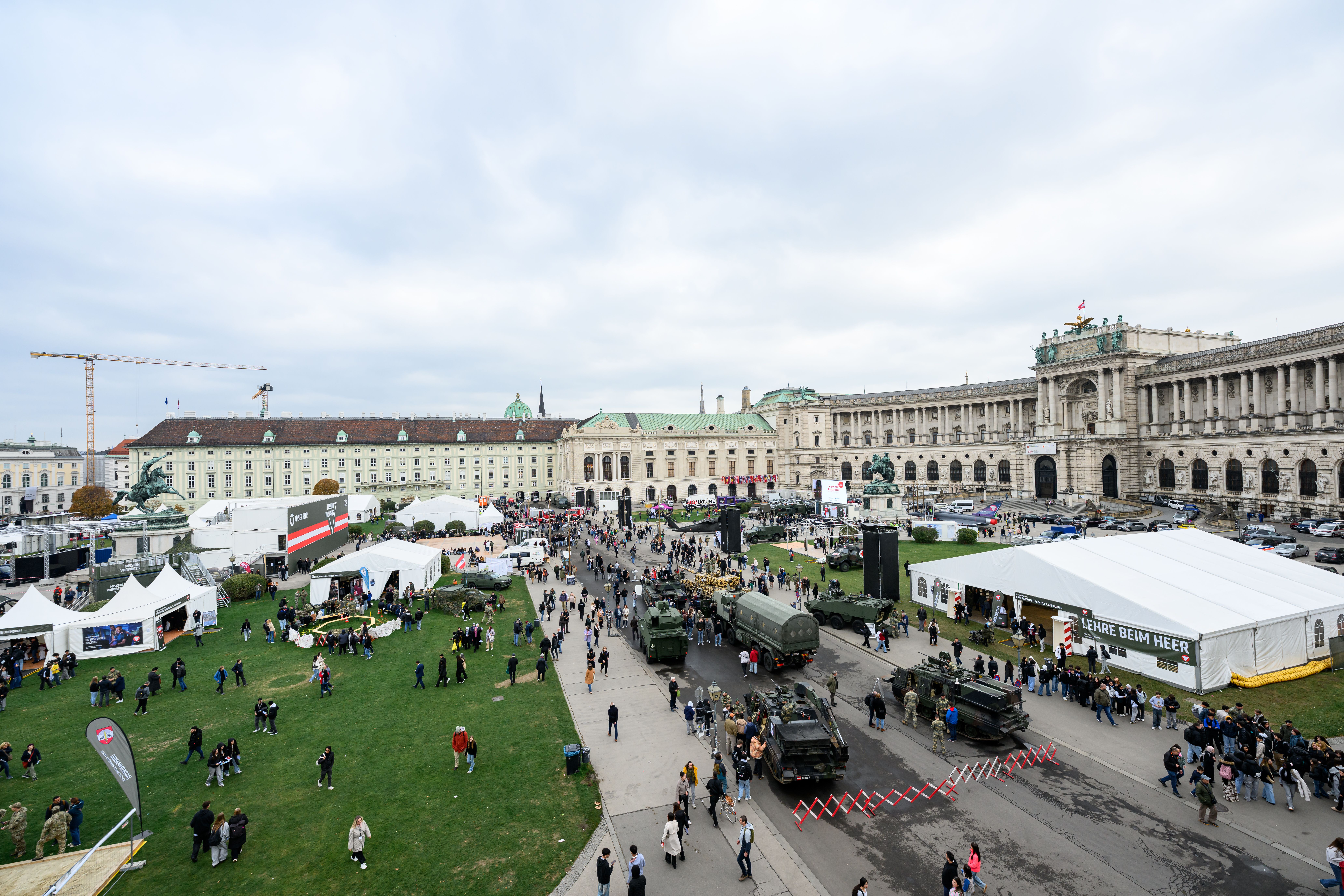 Menschen und Fahrzeuge auf dem Heldenplatz bei der Bundesheer-Leistungsschau in Wien am Nationalfeiertag.