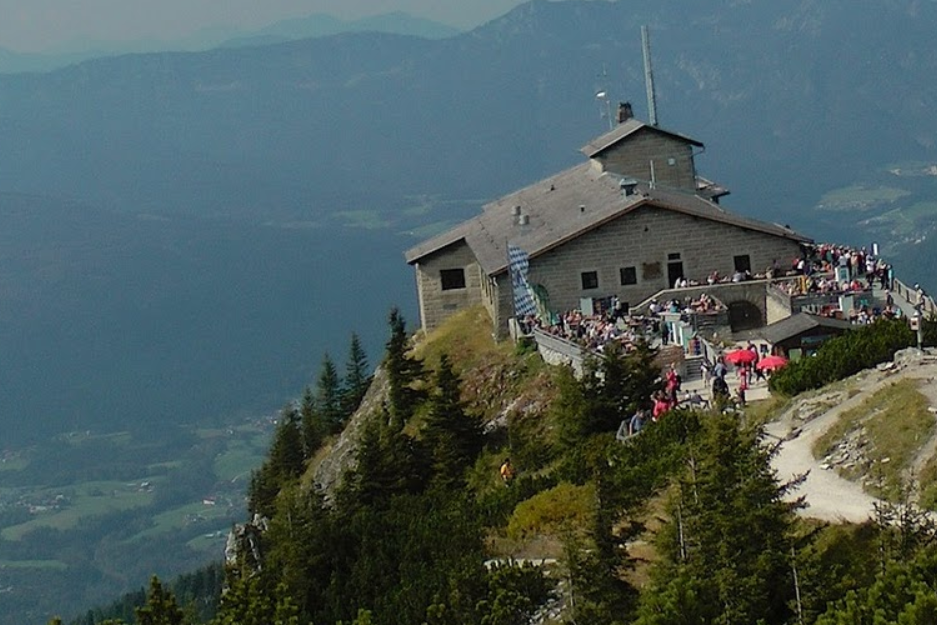 Das Teehaus am Obersalzberg im Sommerbetrieb.