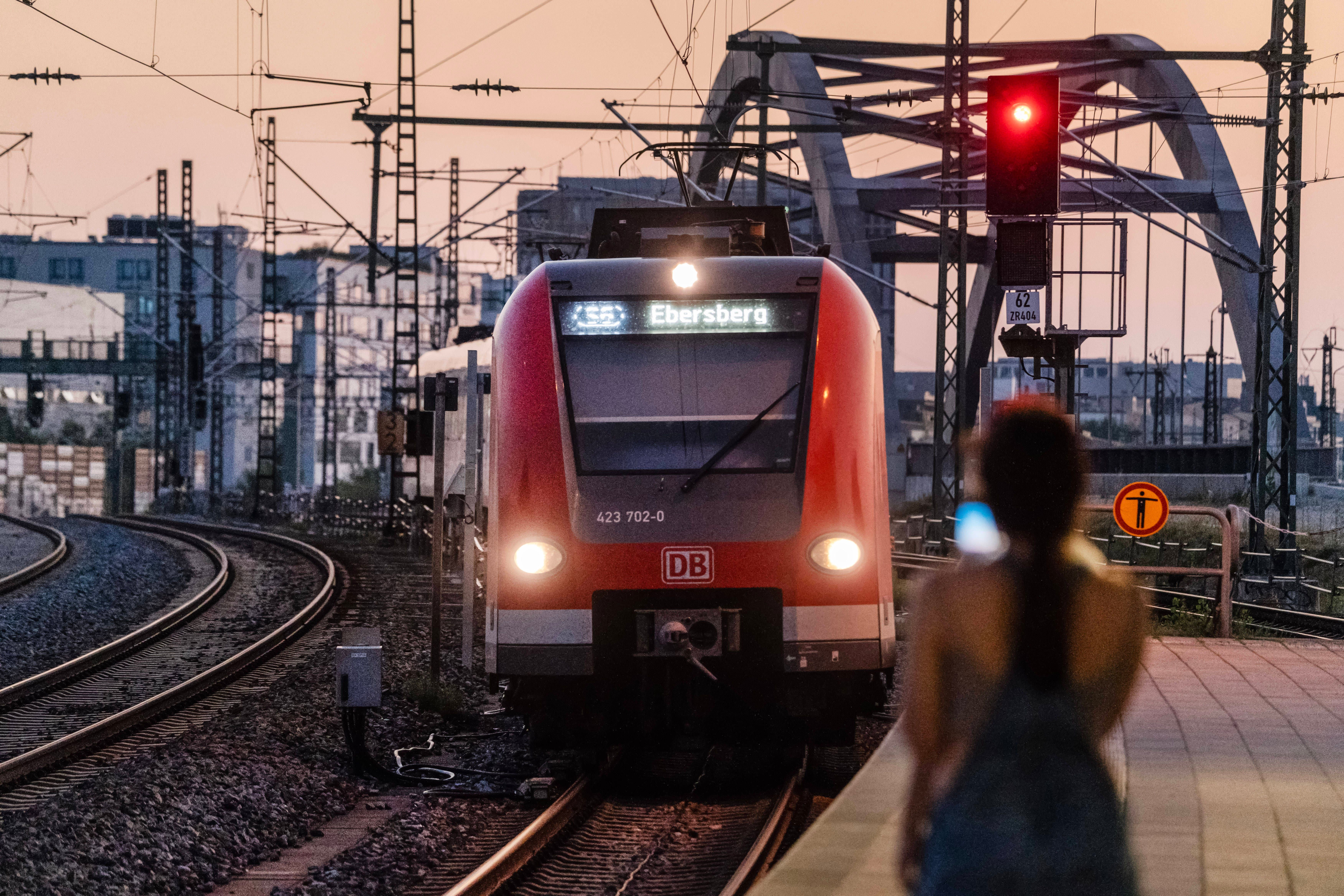 Eine S-Bahn der Linie S6 nach Ebersberg fährt abends in den Bahnhof Hirscharten ein.