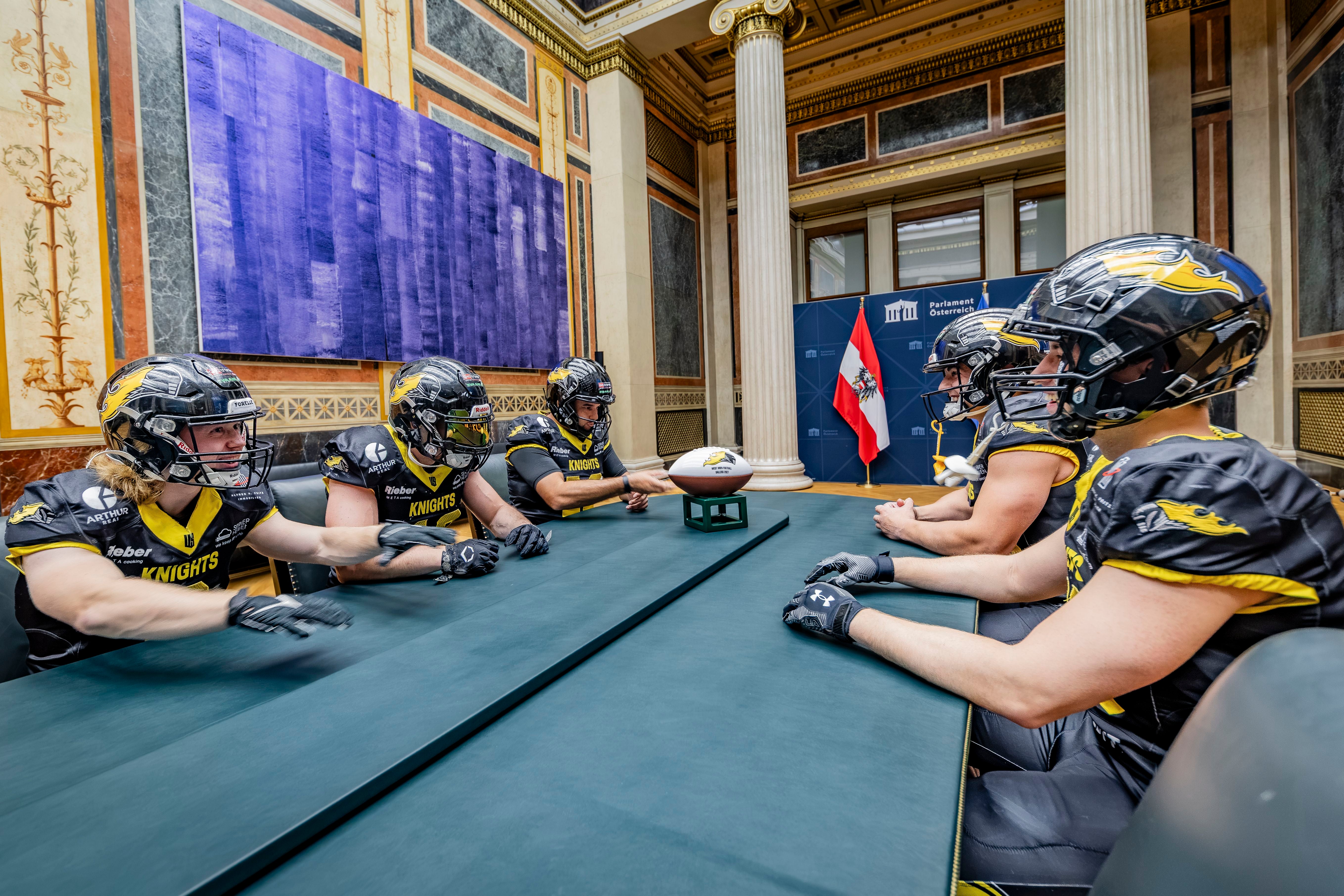 Die Vienna Knights veranstalteten im Parlament den Saison-Auftakt.