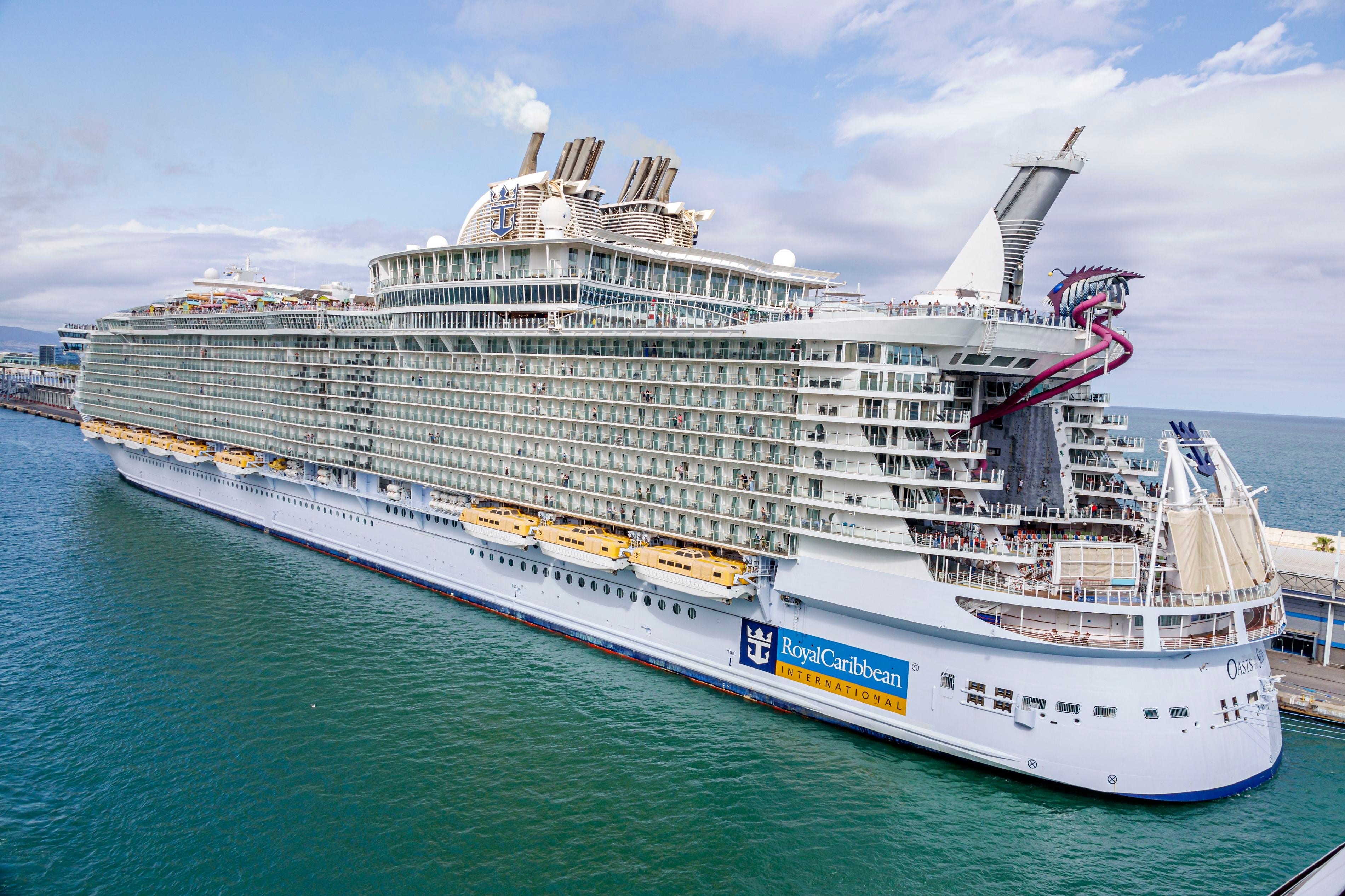 Das Kreuzfahrtschiff „Oasis of the Seas“ liegt im Hafen von Barcelona am Pier.