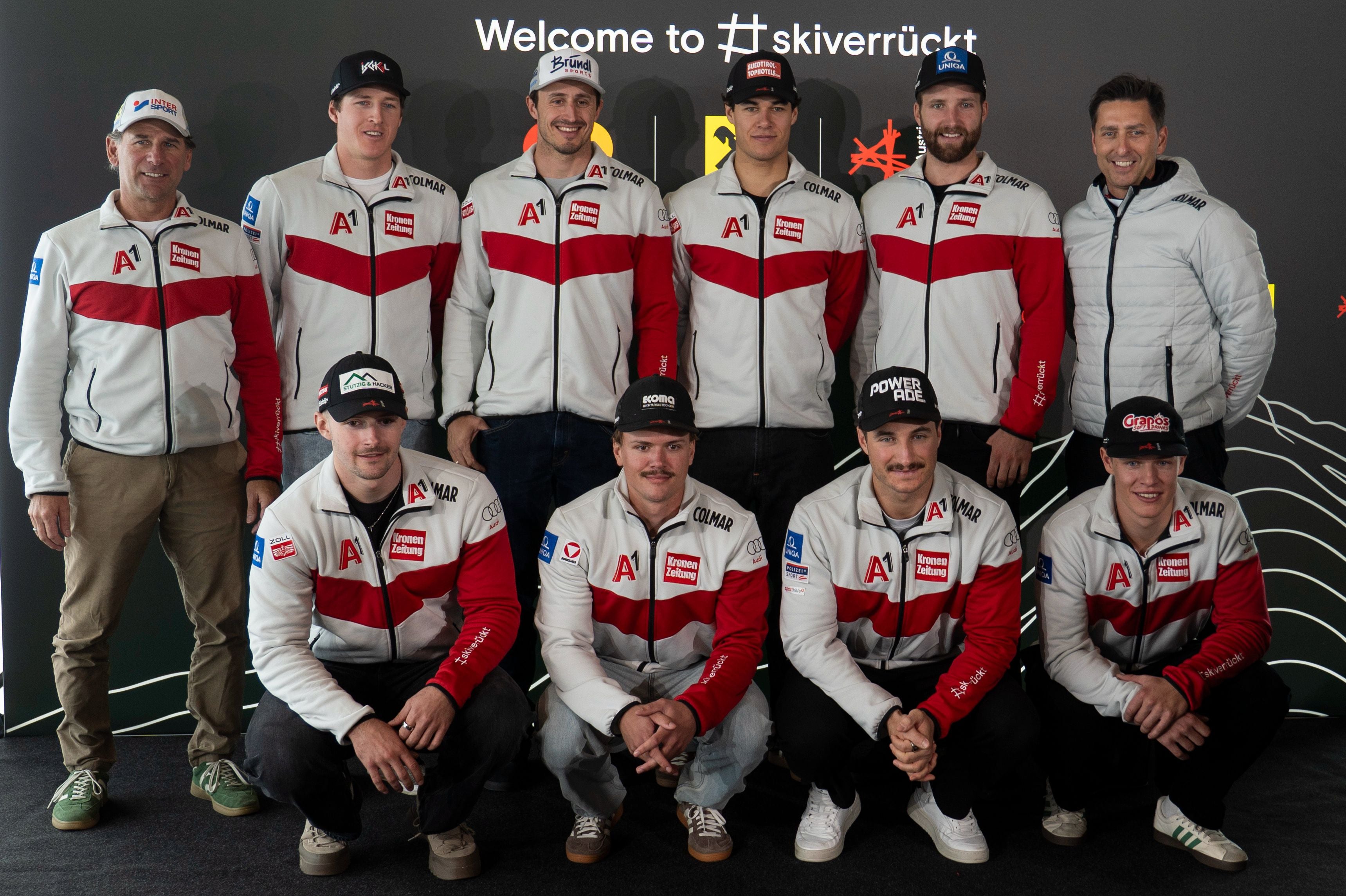 Gruppenfoto des österreichischen Herren-Skiteams bei einer Pressekonferenz in Sölden.
