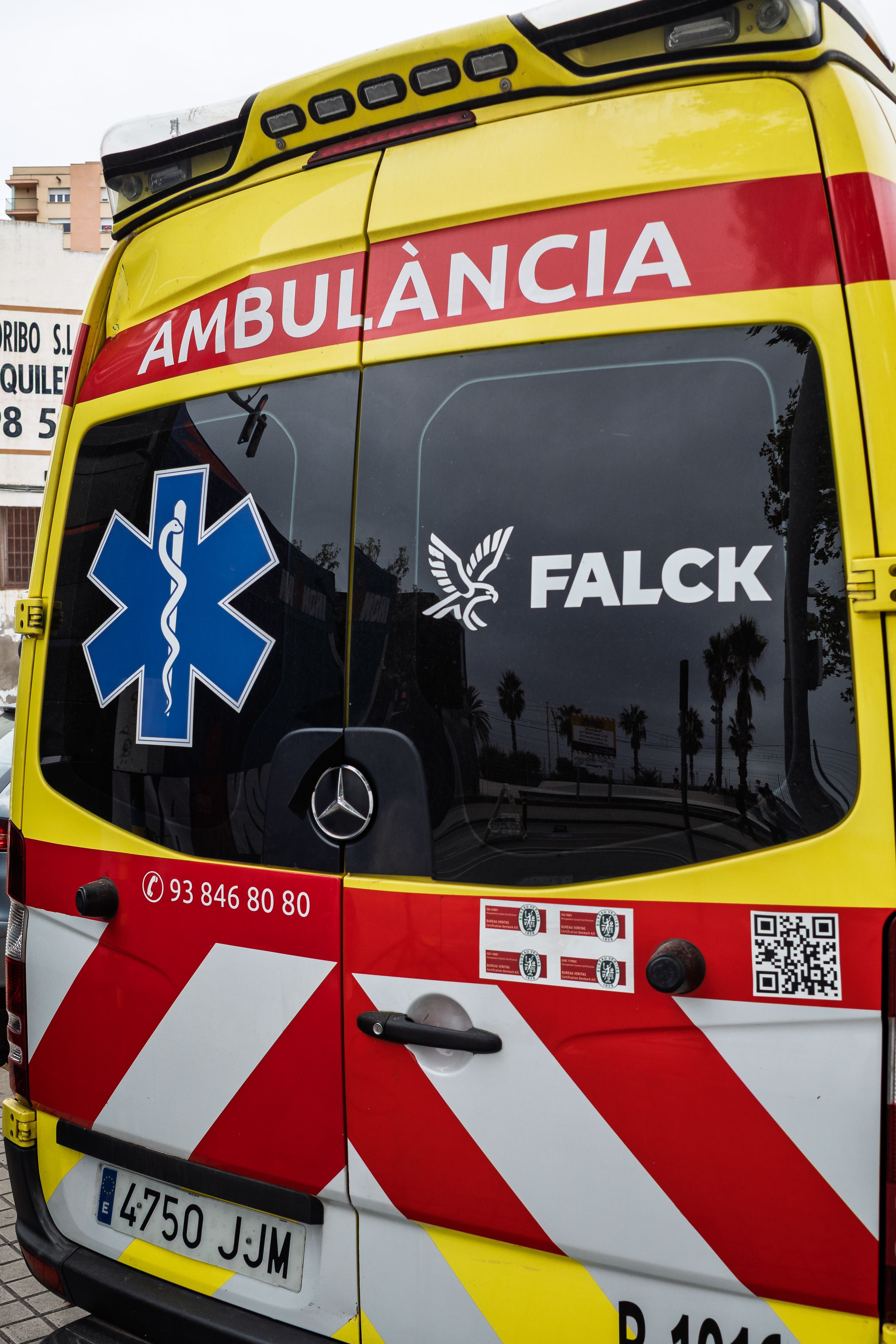 Heckansicht eines gelb-roten Krankenwagens mit „Ambulància“ in Katalonien, Spanien.