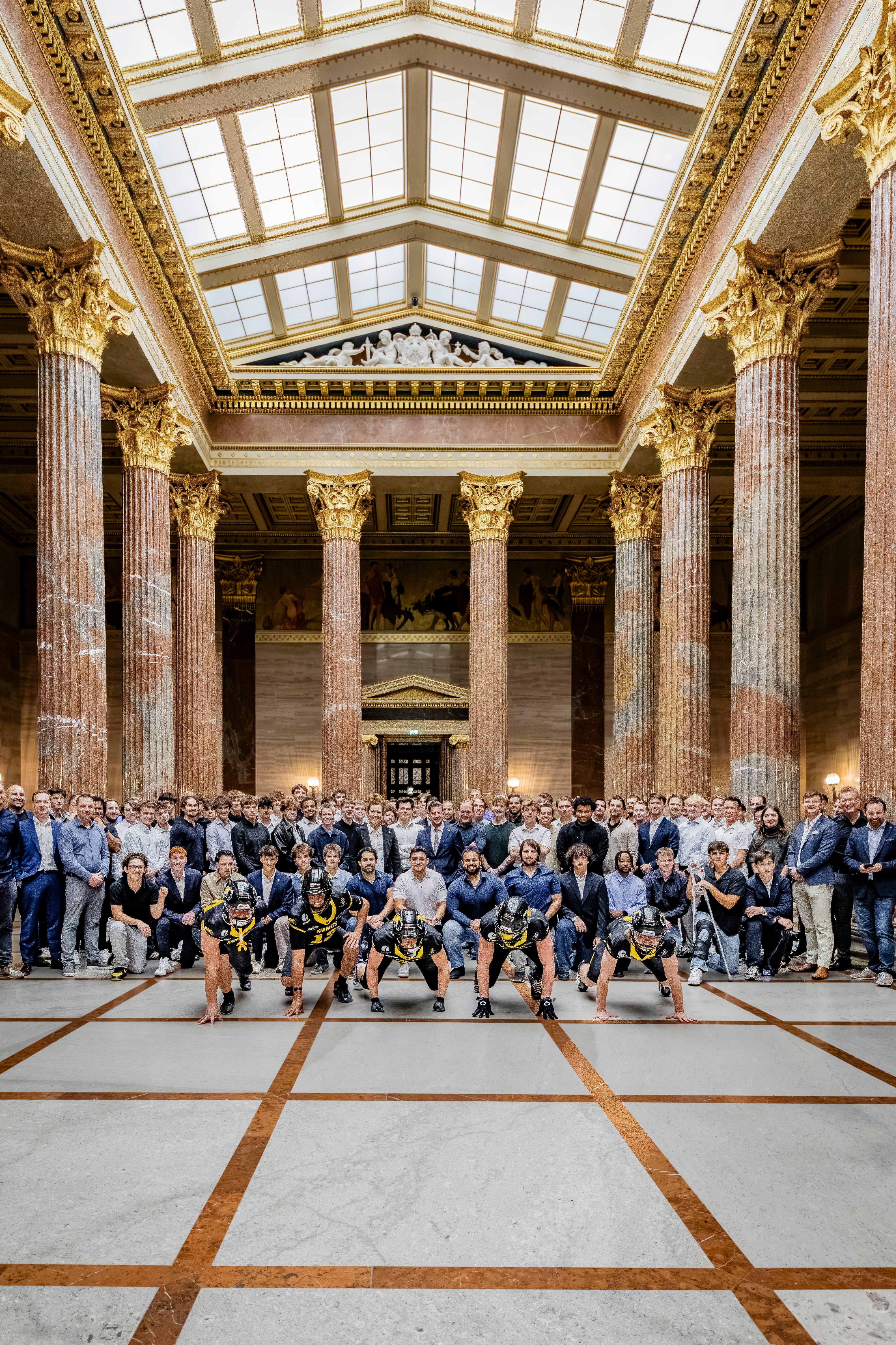 100 Spieler und Betreuer der Knights waren im Parlament dabei.