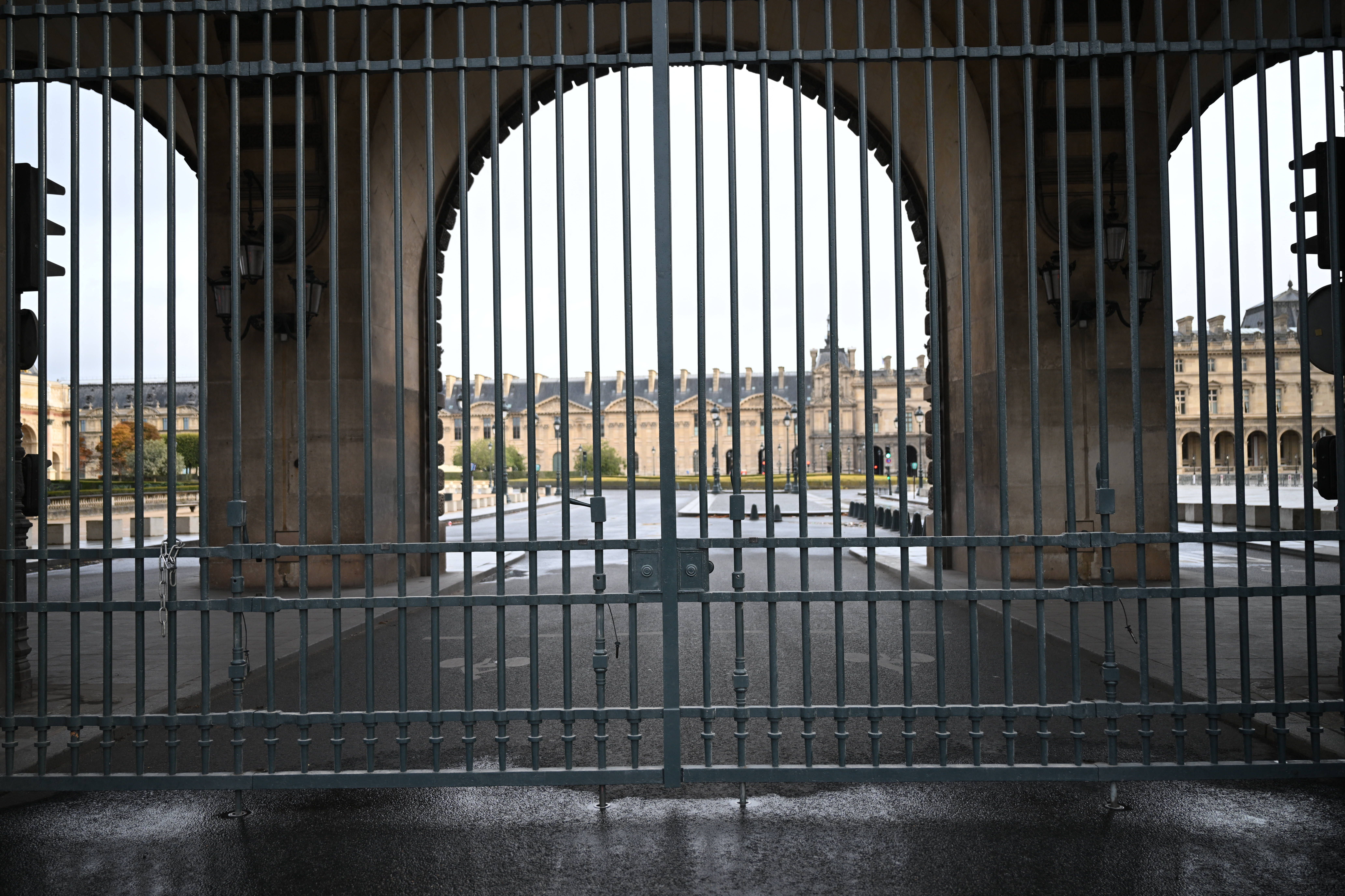 Gittertor vor dem geschlossenen Louvre-Museum in Paris, Blick auf den leeren Platz dahinter.
