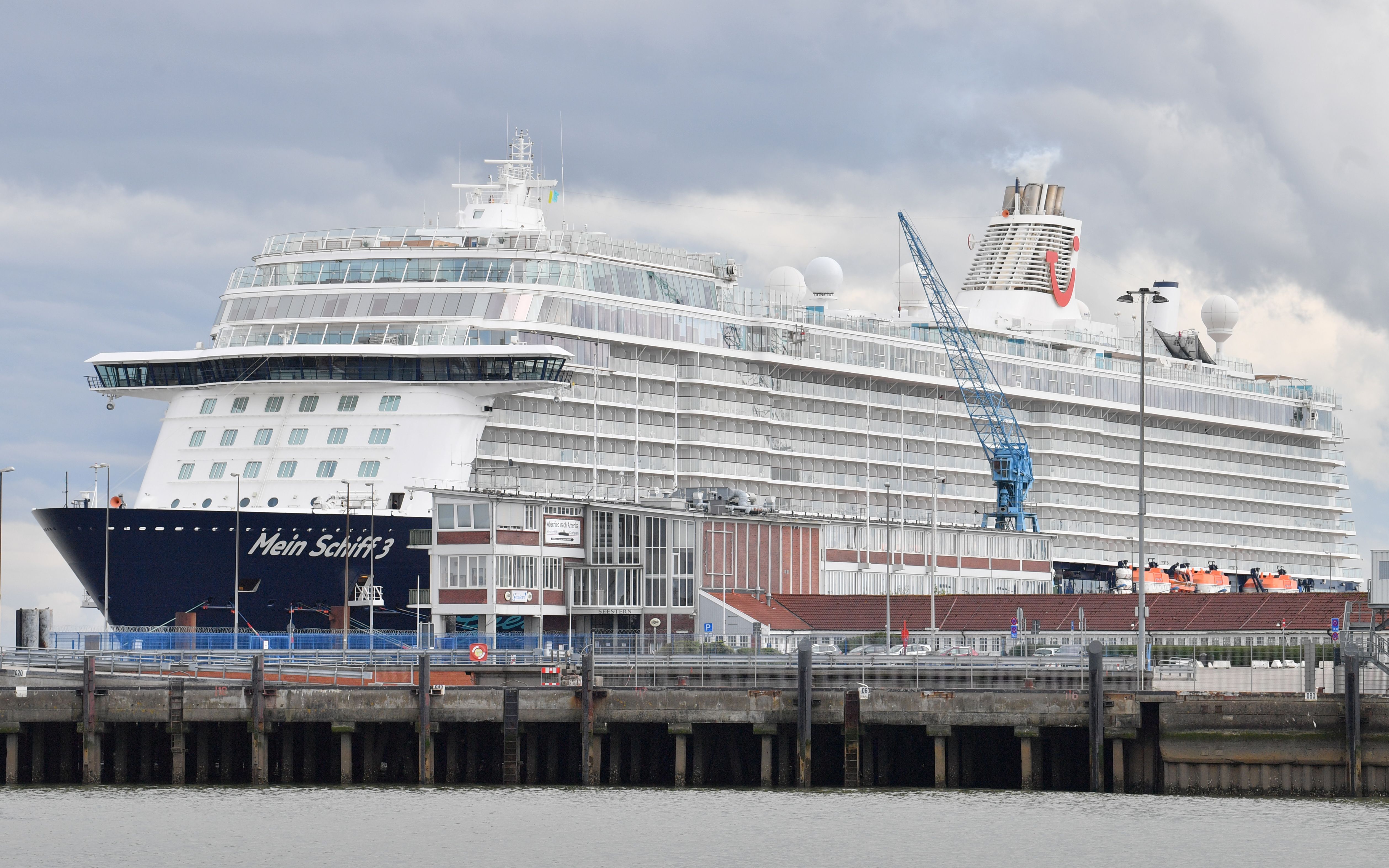 Das Kreuzfahrtschiff "Mein Schiff 3" liegt unter Quarantäne im Hafen von Cuxhaven.