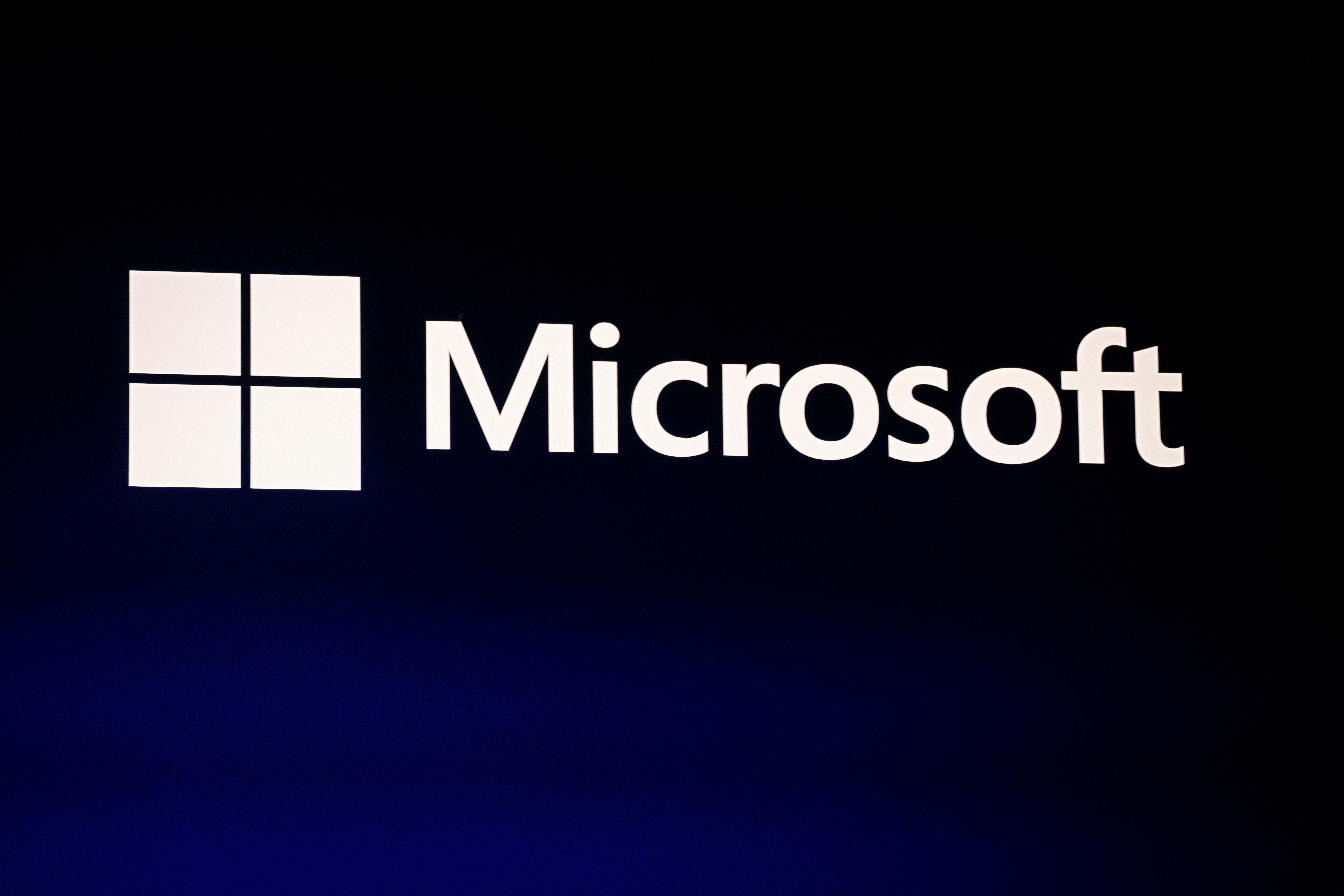 Das Microsoft-Logo auf schwarzem Hintergrund mit weißer Schrift und Symbol.