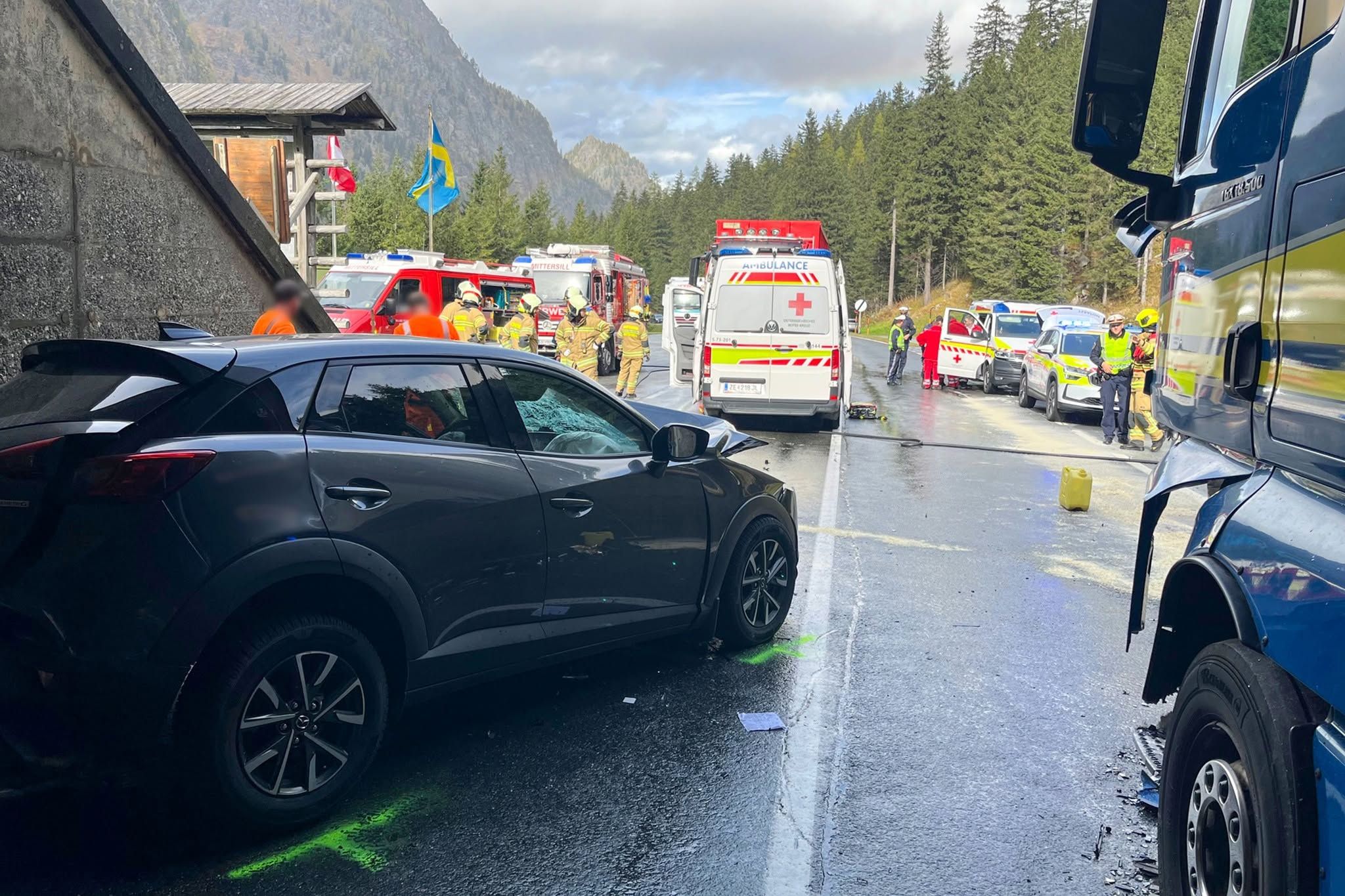 Unfallstelle auf der Felbertauernstraße mit Einsatzfahrzeugen und Rettungskräften in Salzburg.