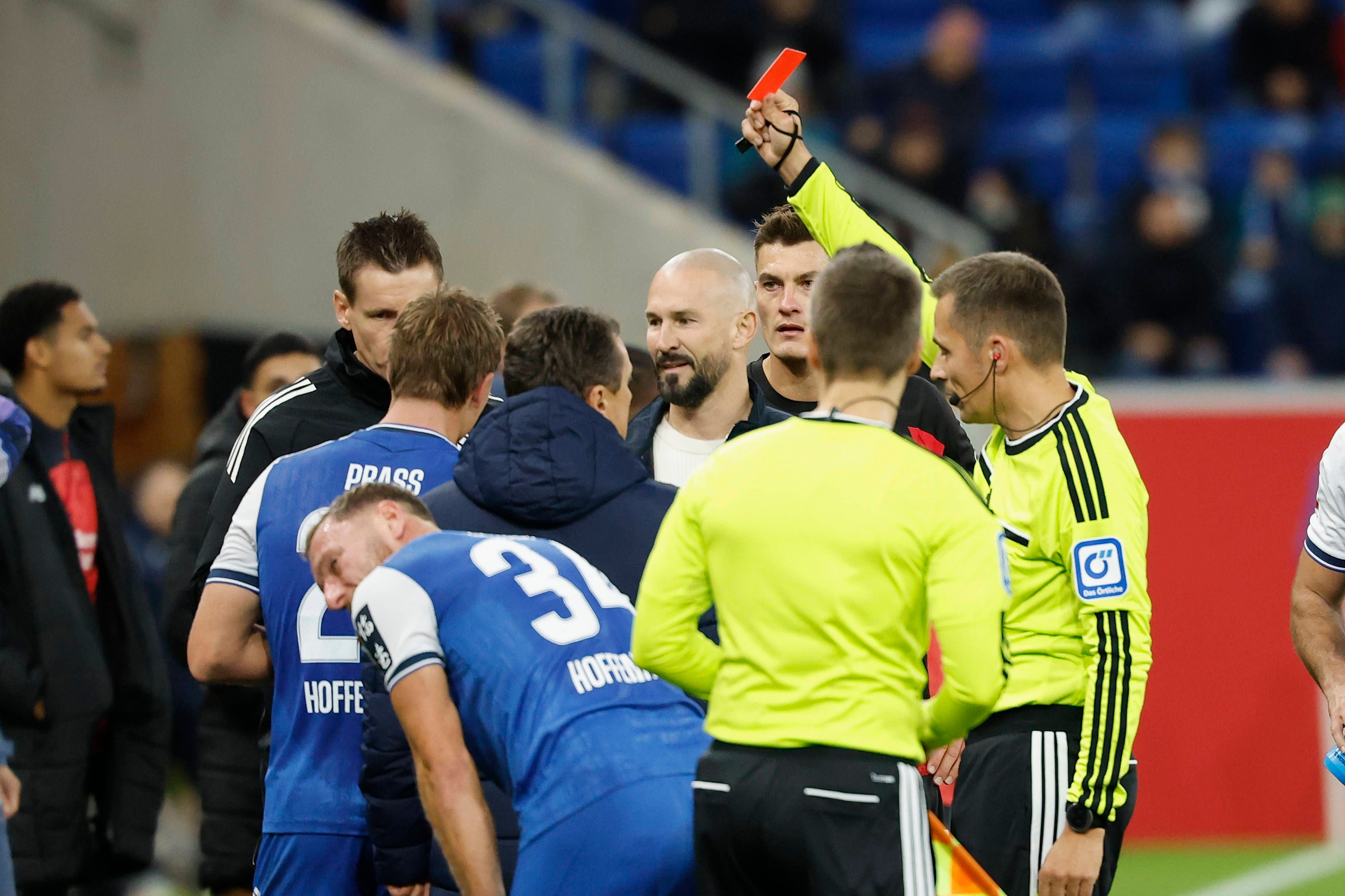 Schiedsrichter zeigt einem Hoffenheim-Spieler die Gelb-Rote Karte im Bundesliga-Spiel.