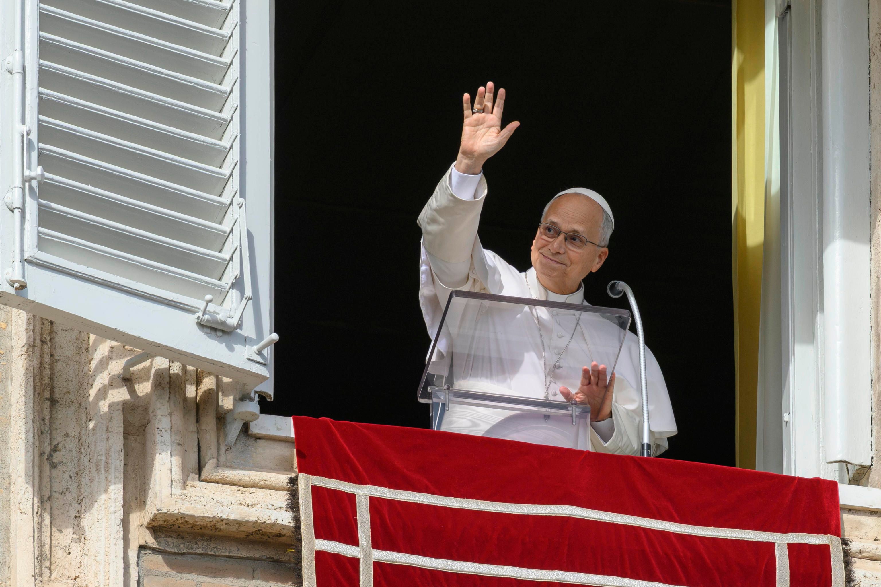 Papst Leo XIV. winkt aus einem Fenster während des Angelus-Gebets im Vatikan.