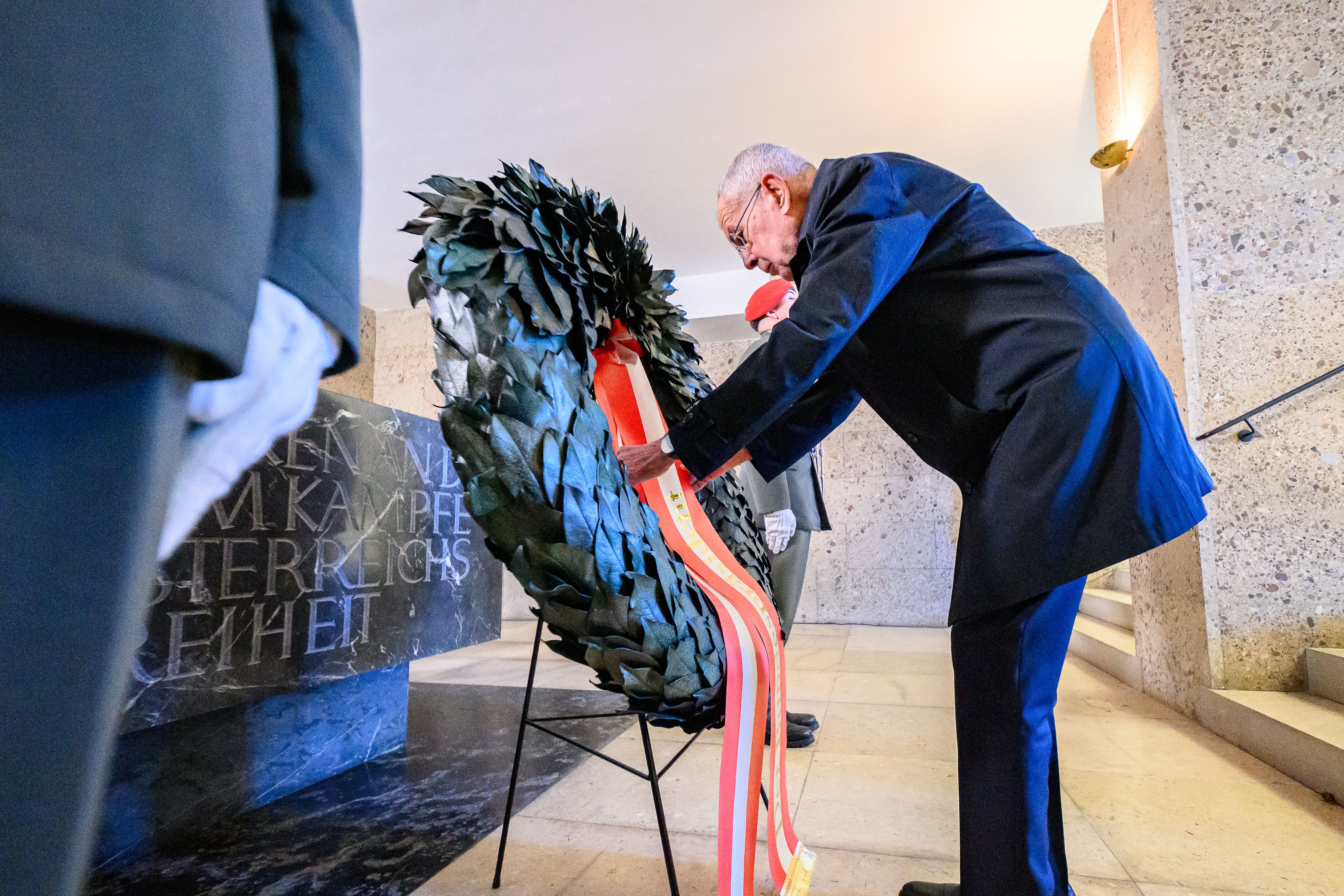 Bundespräsident legt einen Kranz mit rot-weiß-rotem Band am Äußeren Burgtor in Wien nieder.
