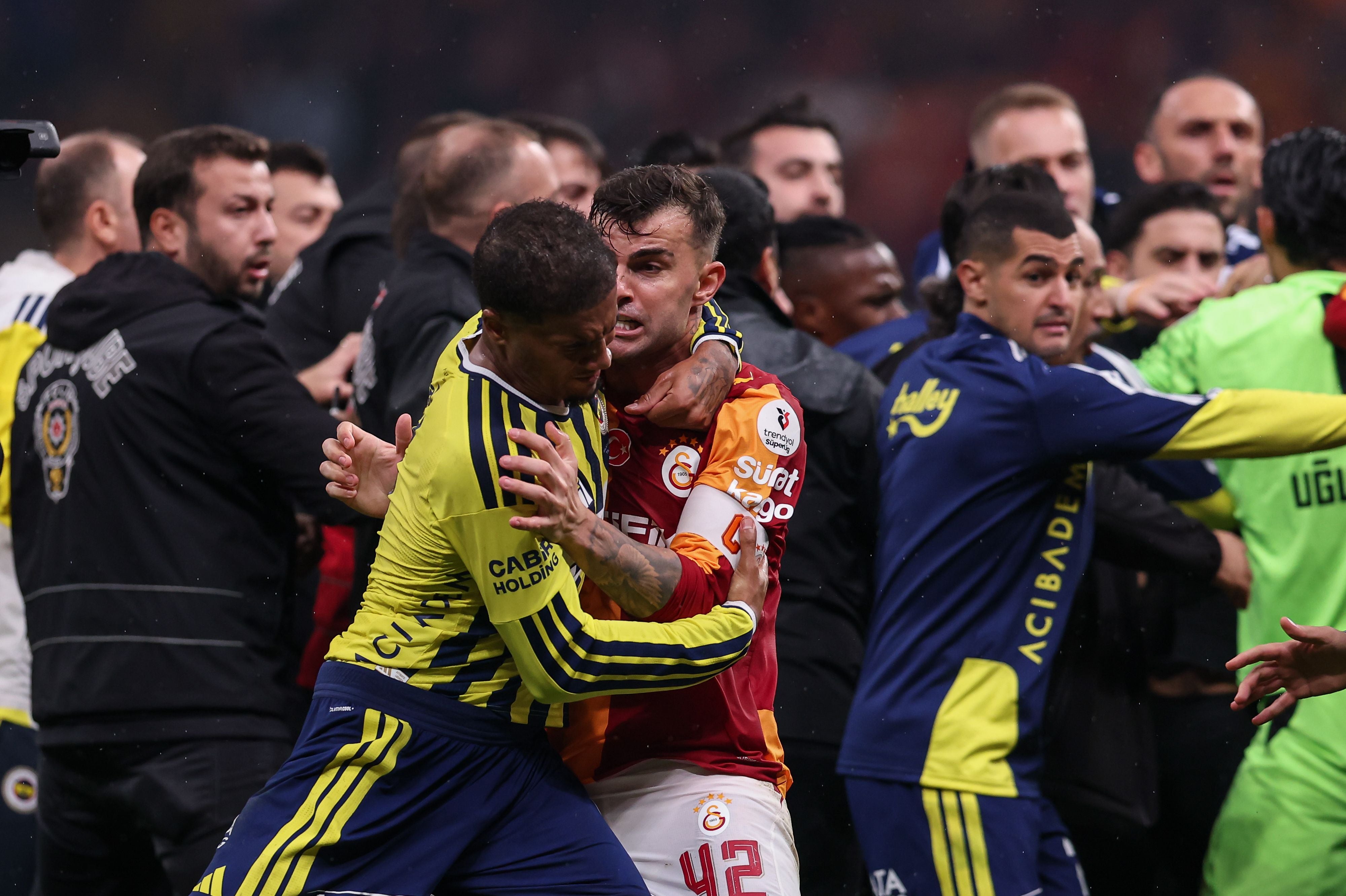 Spieler von Fenerbahce und Galatasaray geraten während eines Fußballspiels in eine körperliche Auseinandersetzung.
