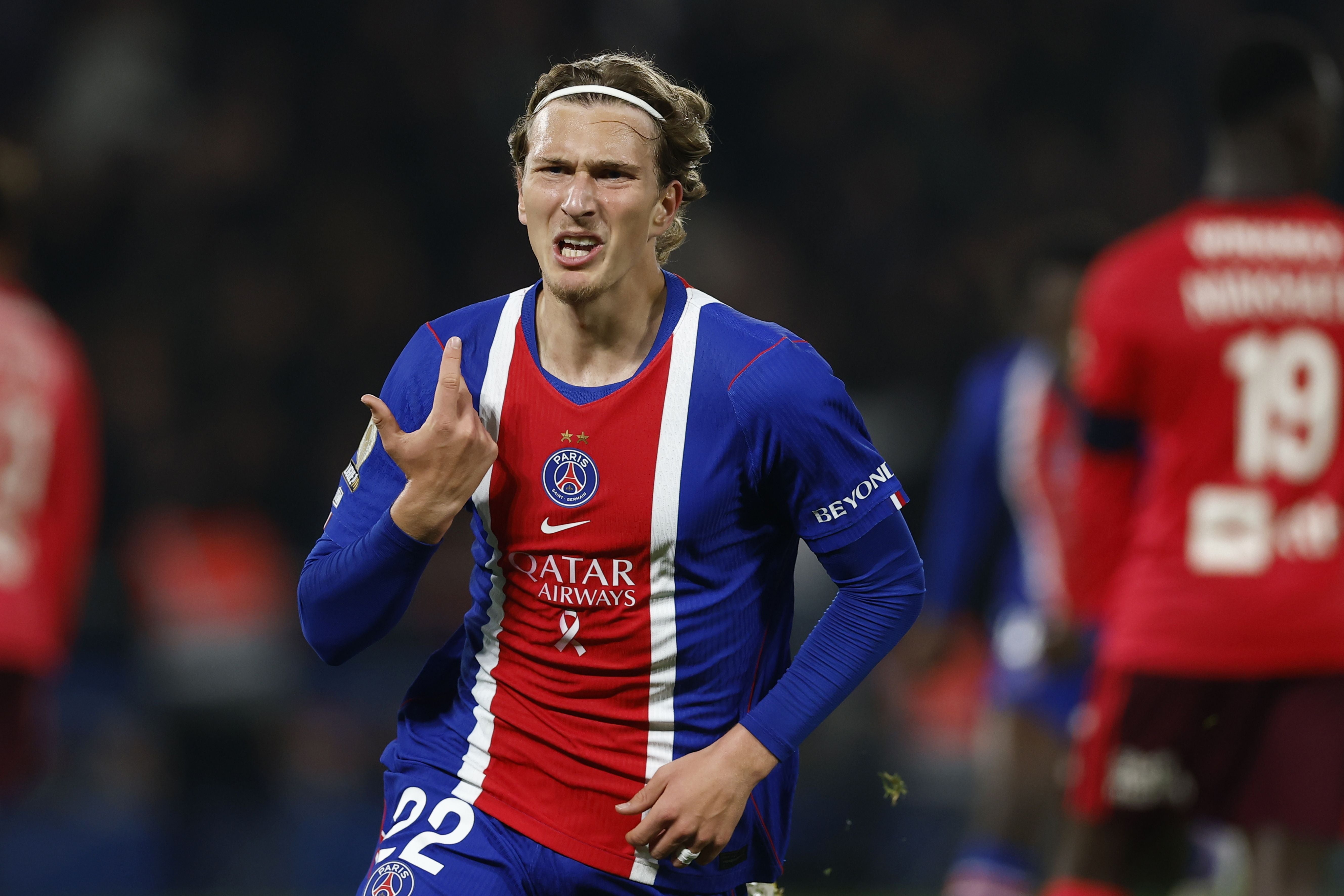 Ein PSG-Spieler jubelt auf dem Spielfeld während eines Fußballspiels.