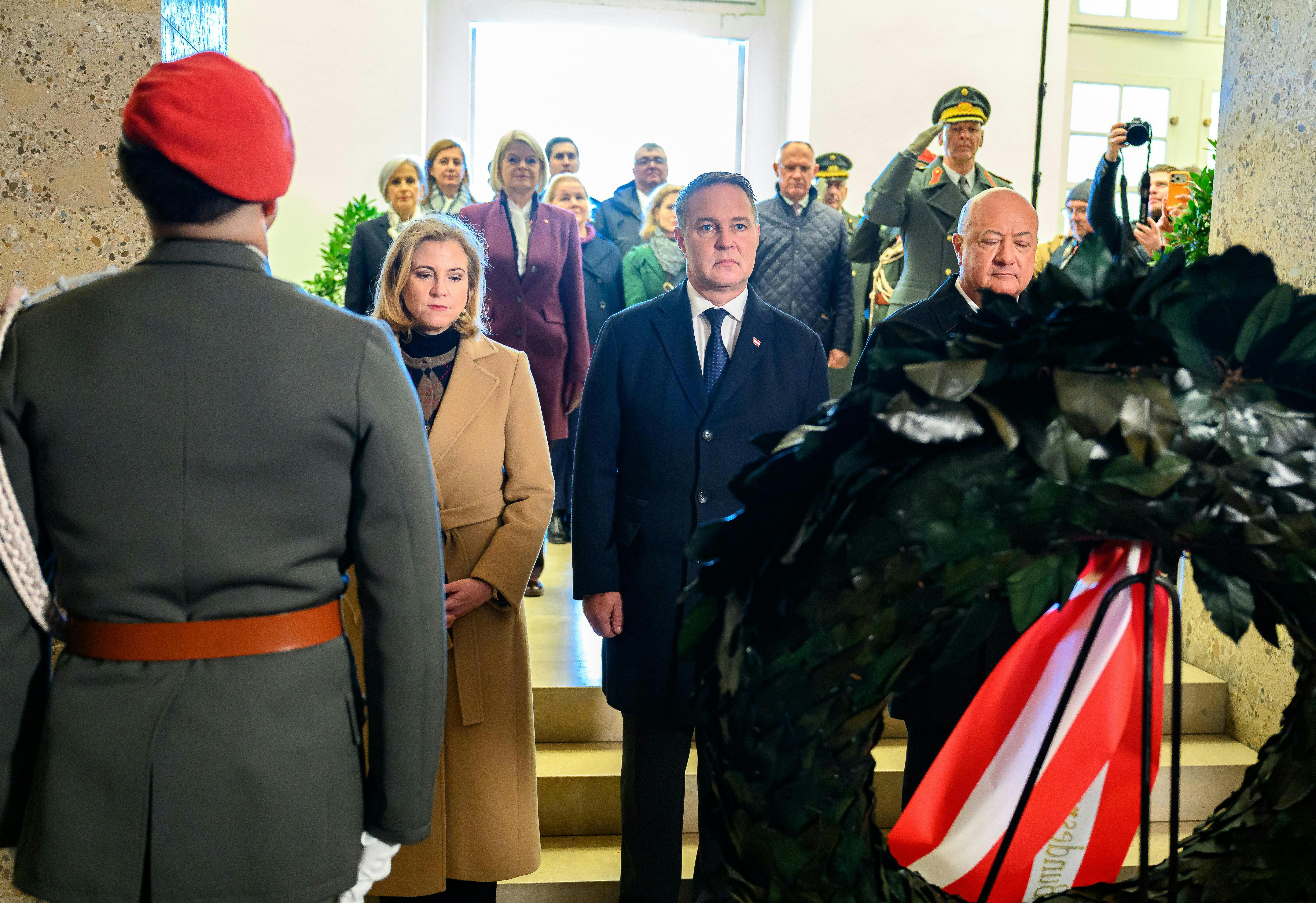 Minister und Soldaten bei einer Kranzniederlegung zum Nationalfeiertag in der Krypta am Äußeren Burgtor.