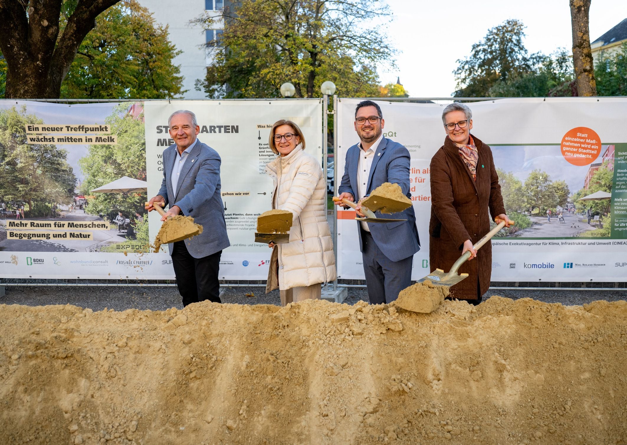Spatenstich für den neuen "Boulevard Melk": Landeshauptfrau Johanna Mikl-Leitner mit (v.l.) Vizebürgermeister Wolfgang Kaufmann, Bürgermeister Patrick Strobl und Stadträtin Ute Weisinger.