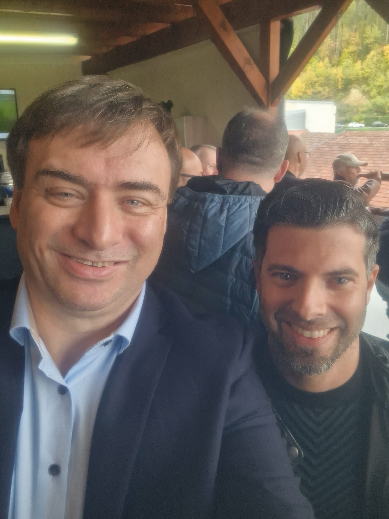 Anwalt Krammer (r.) und durstige Fans.
